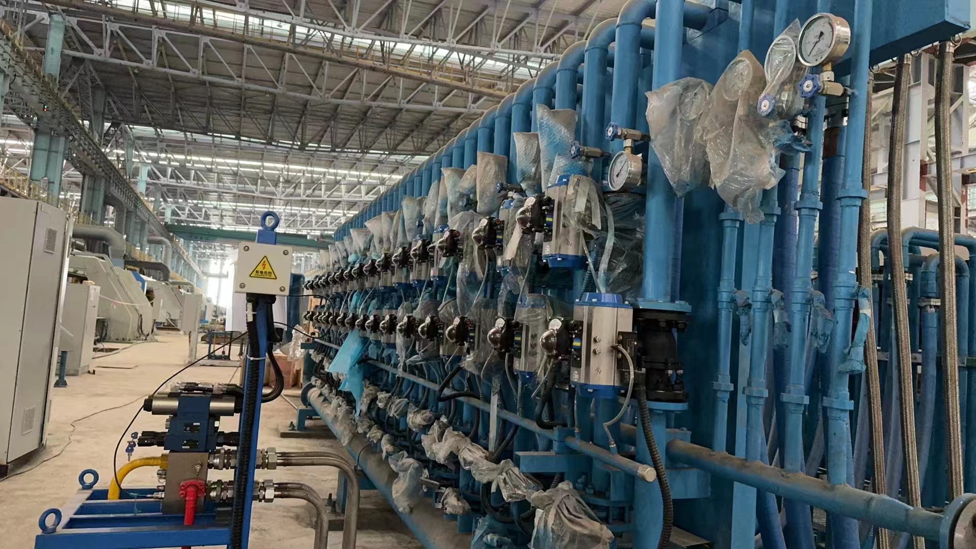 Heat exchanger and high-temperature steam equipment served by isolation ball valves