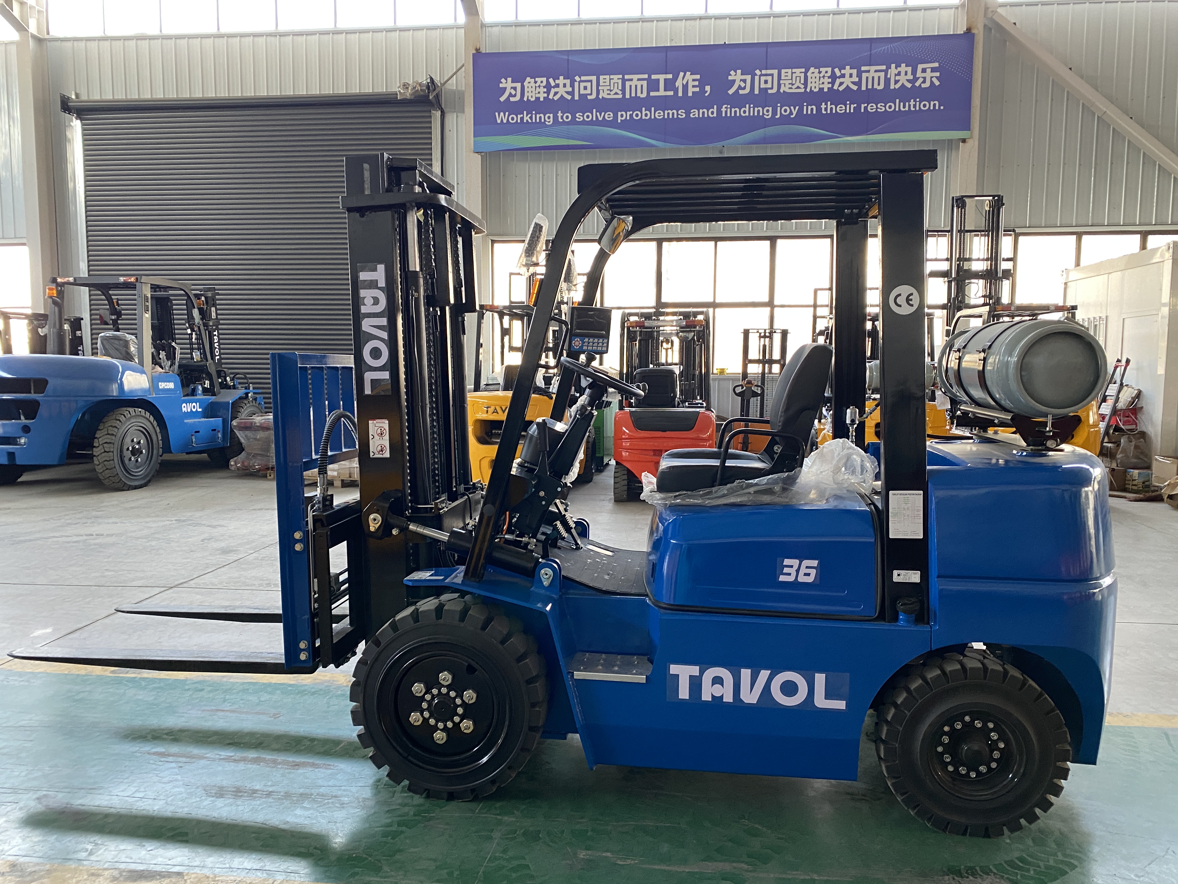 LPG and gasoline dual fuel forklift for flexible indoor and outdoor material handling