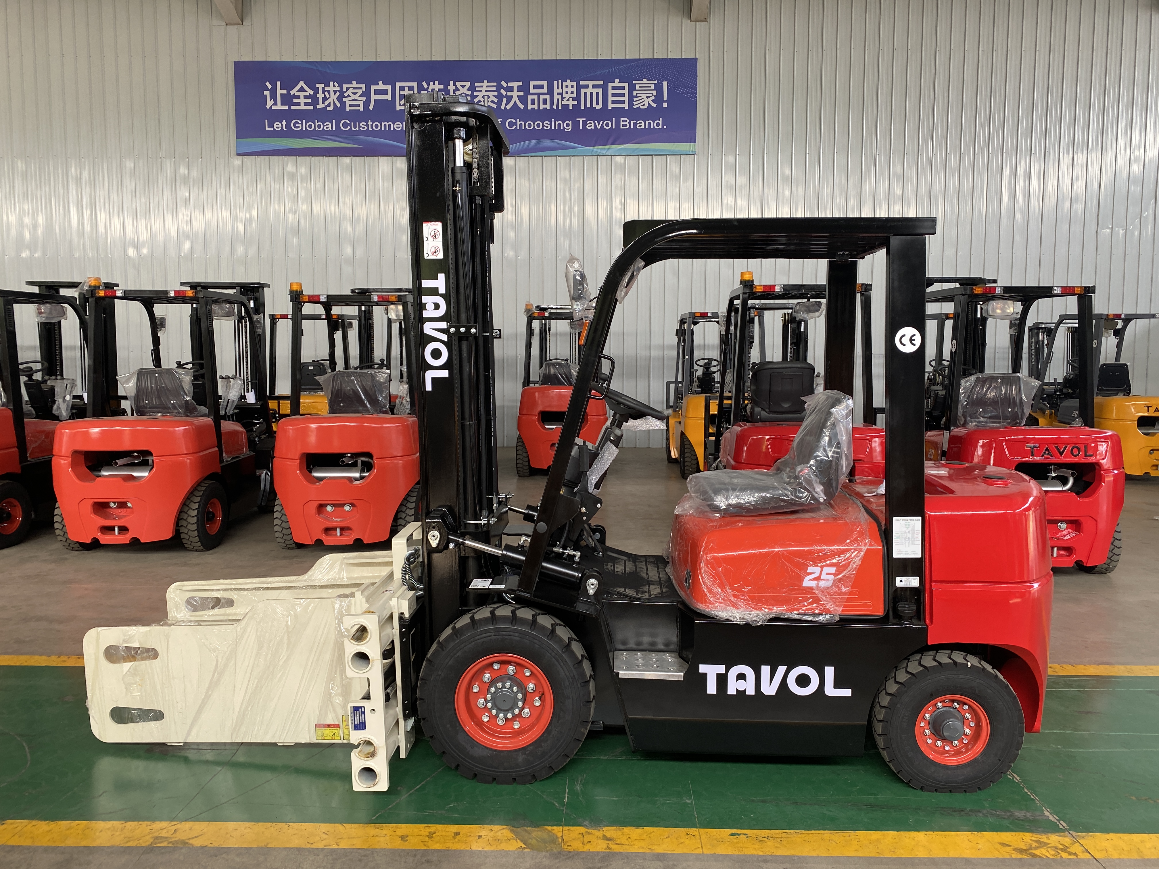 Forklift fitted with bale clamp attachment for unpalletized handling