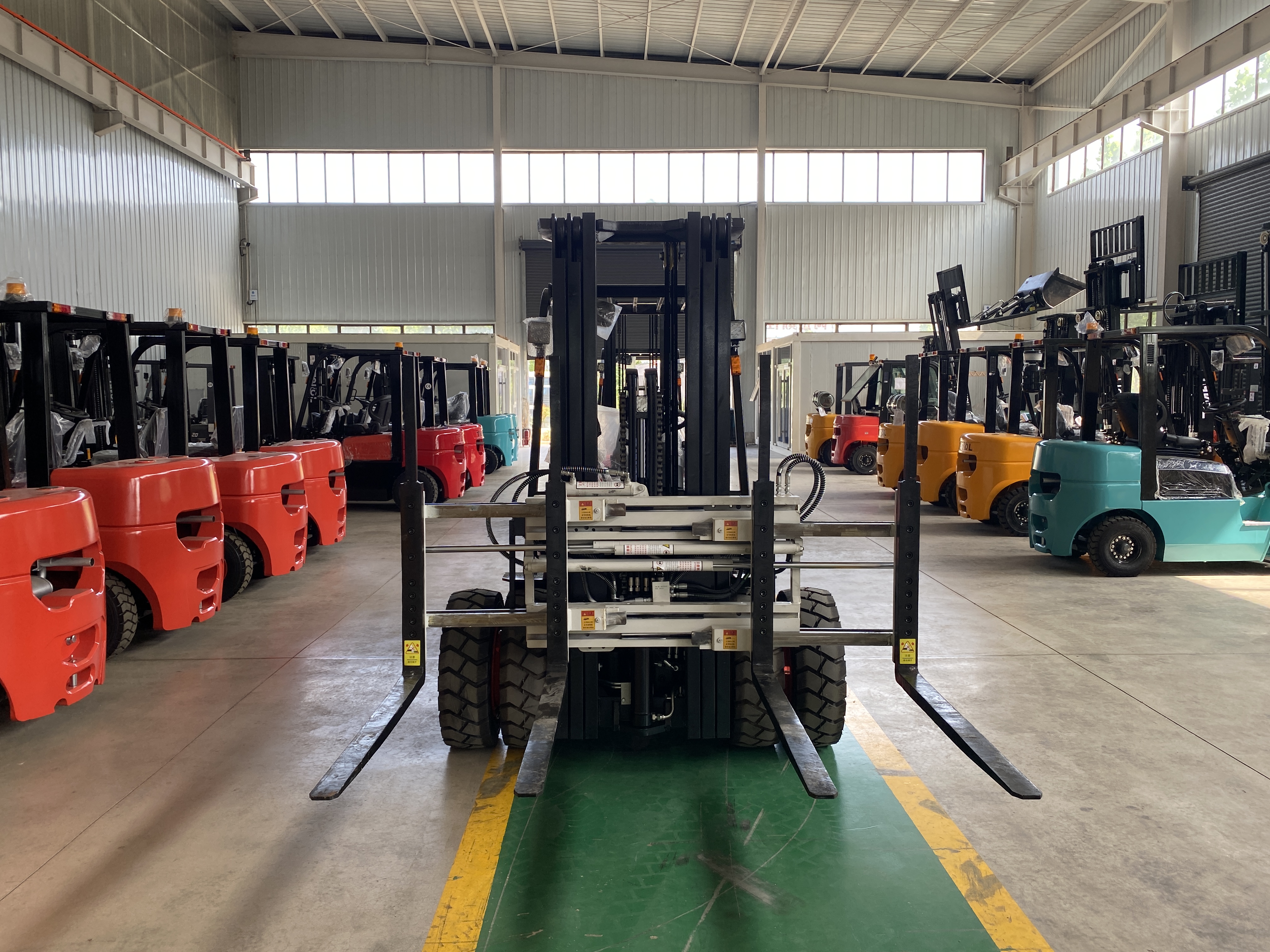 Recycling yard forklift with single and double pallet handler attachment for waste handling