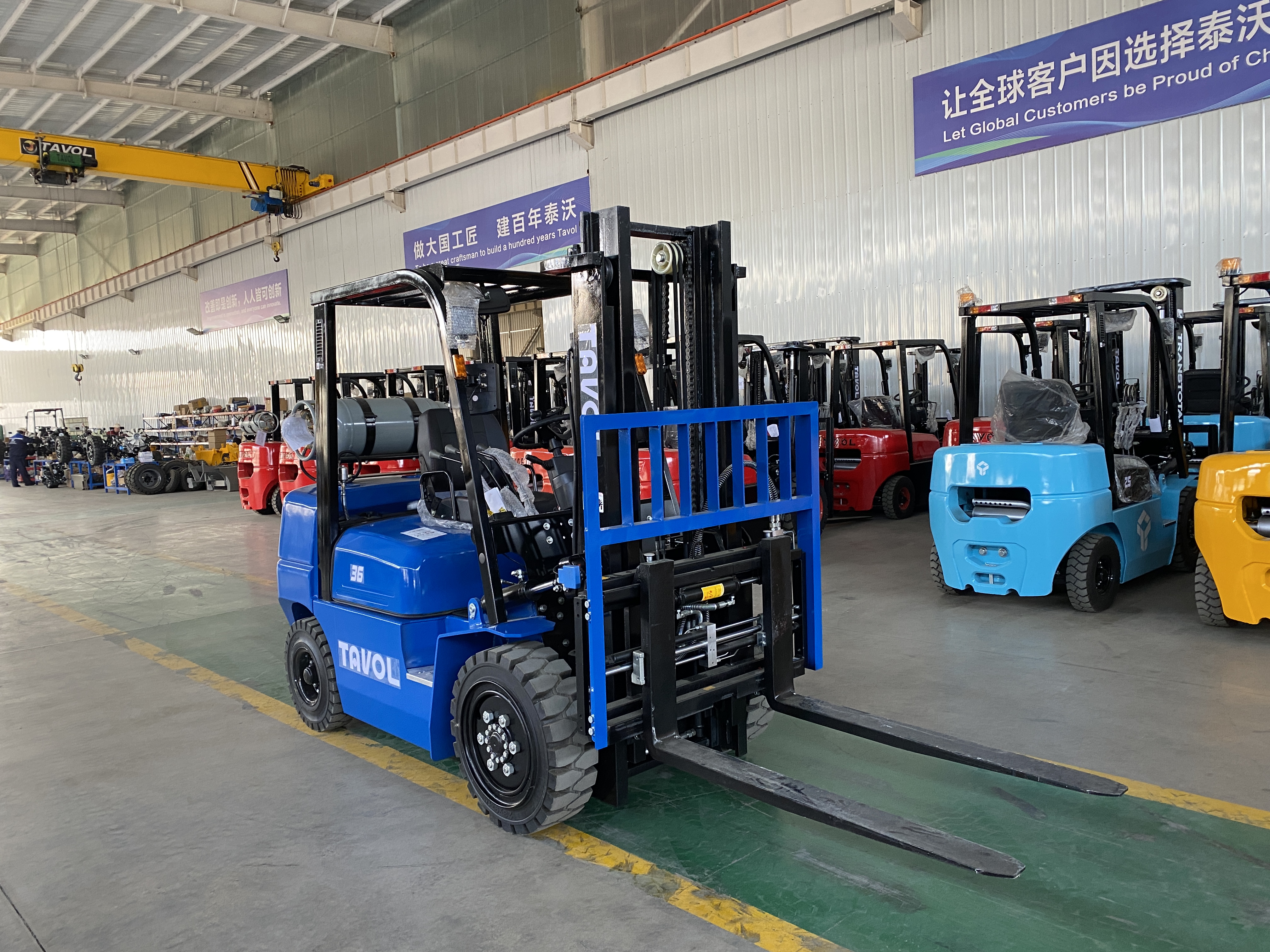 Material handling forklift fitted with an integrated weighing scale for scrap yard load measurement
