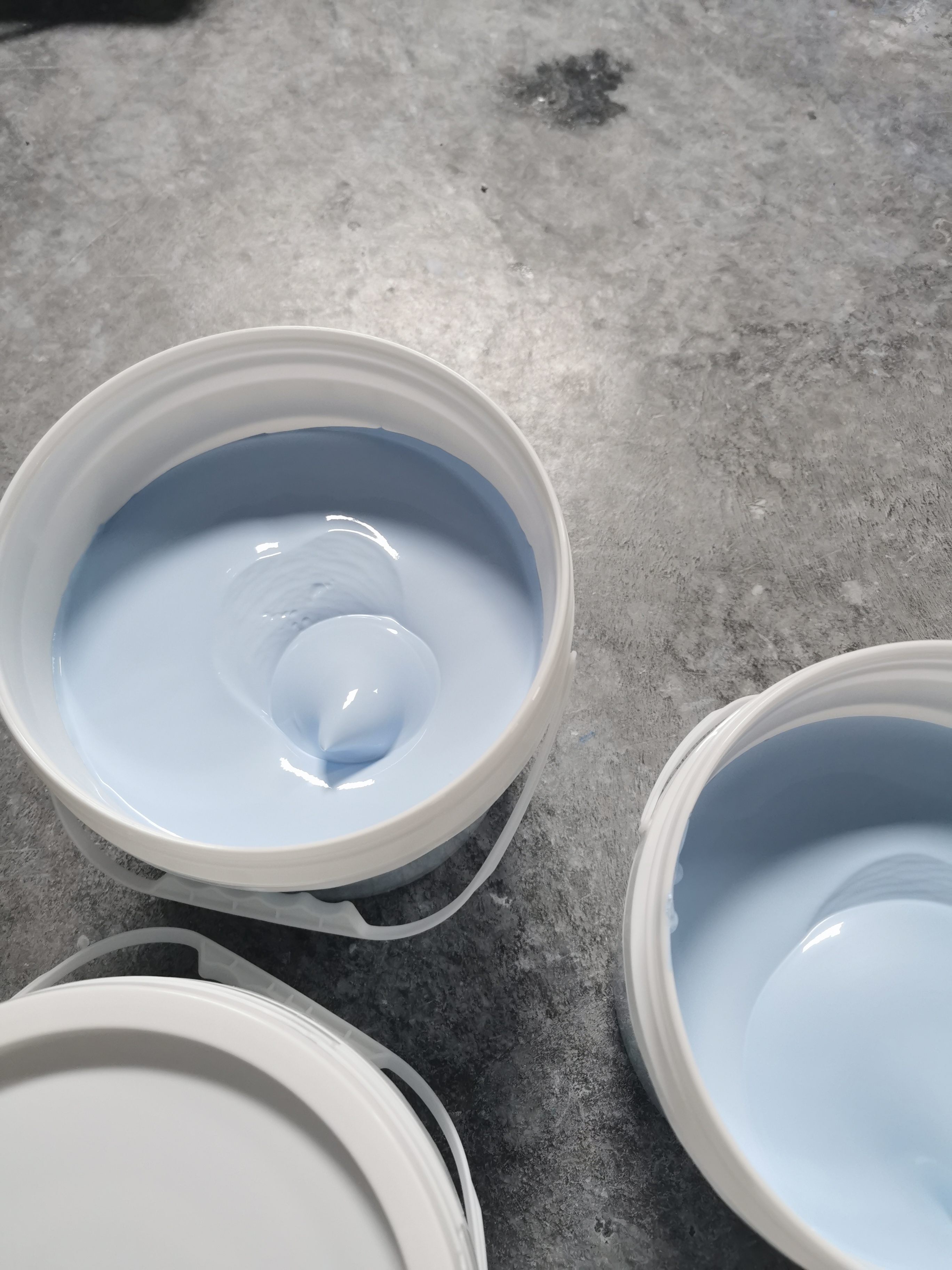 Boron nitride coating in blue dispersion form for high-temperature release and mold protection