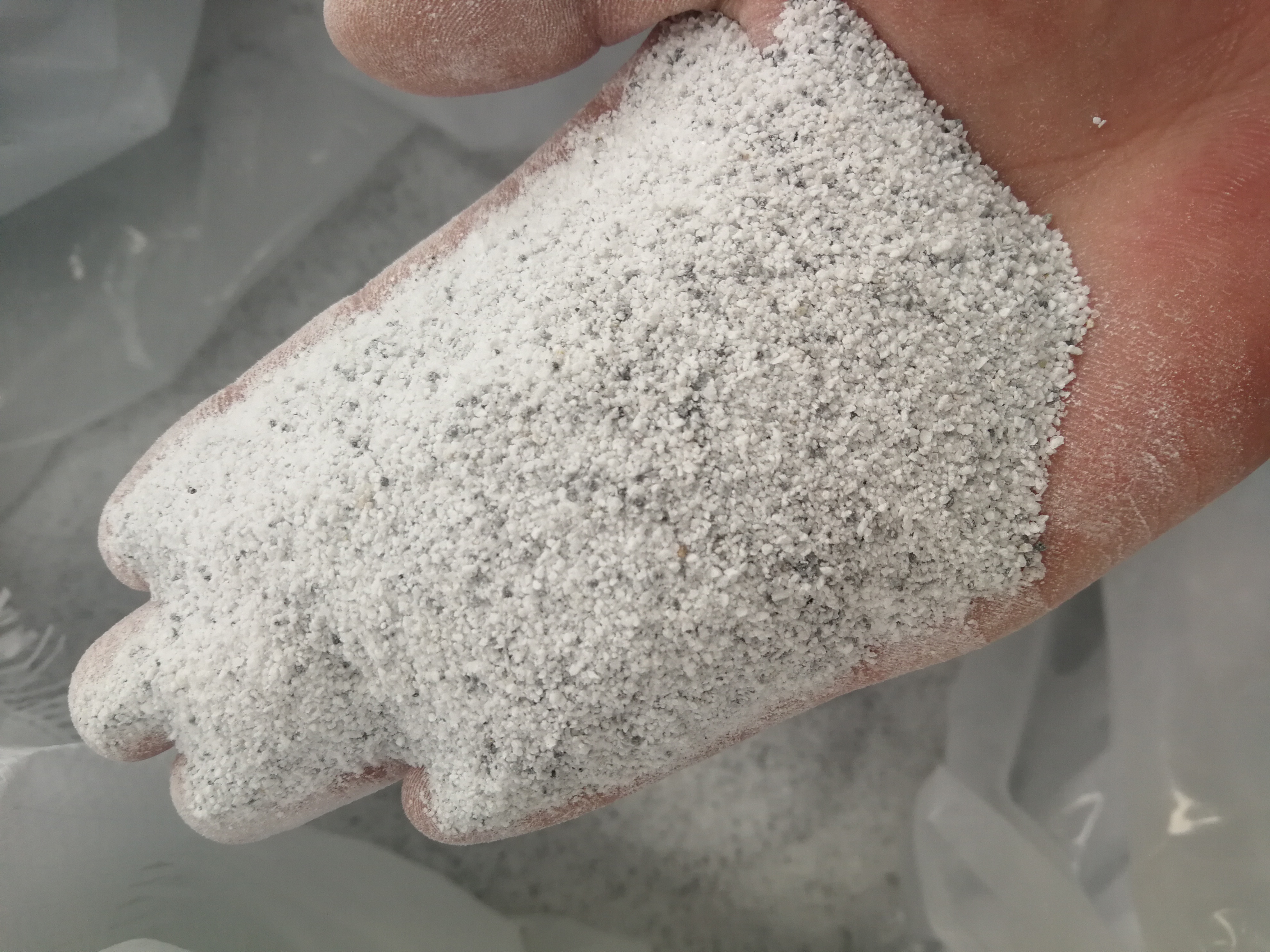 Grey potassium aluminium fluoride in granular form