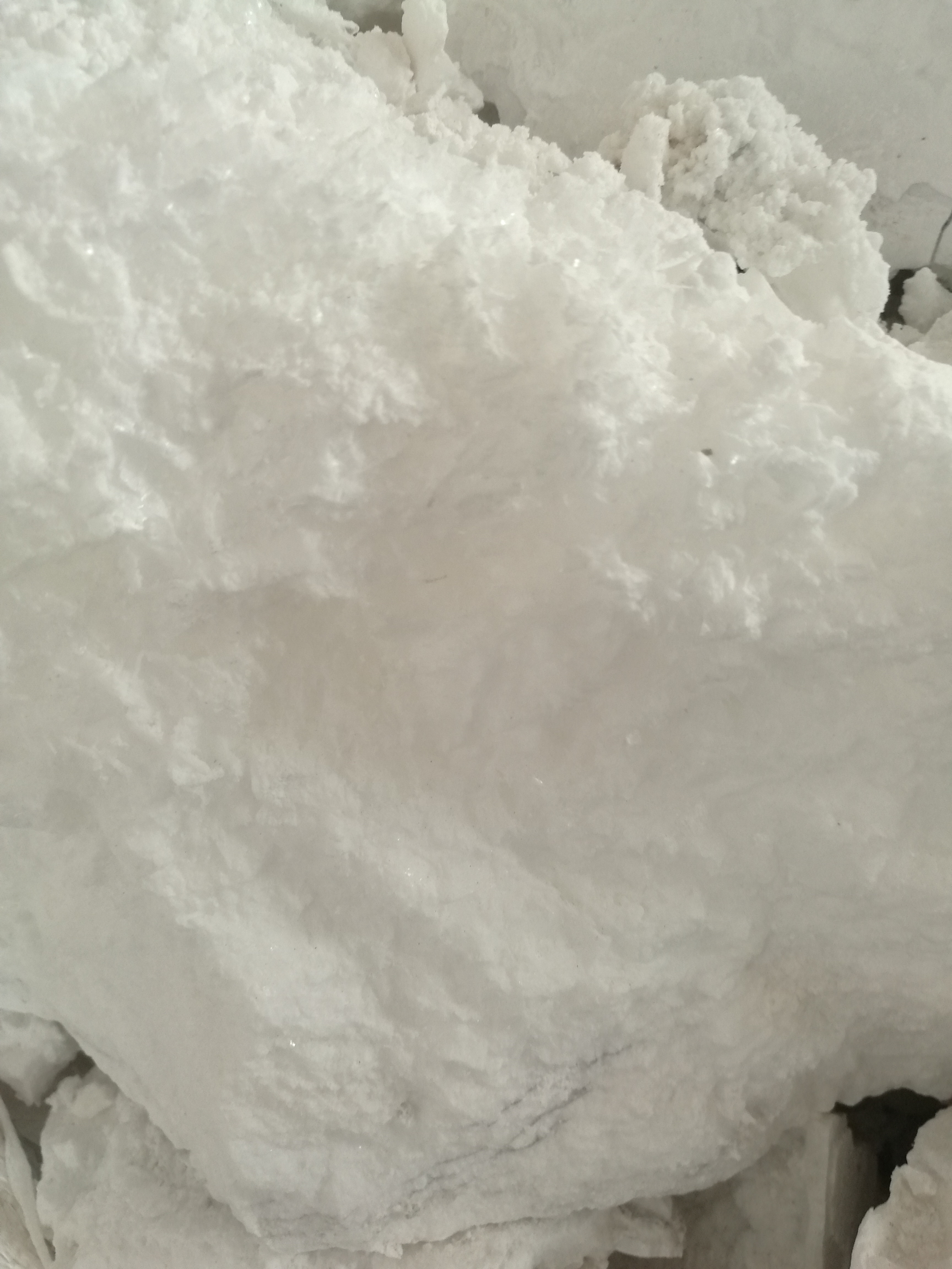White potassium aluminium fluoride lump used for aluminum brazing applications