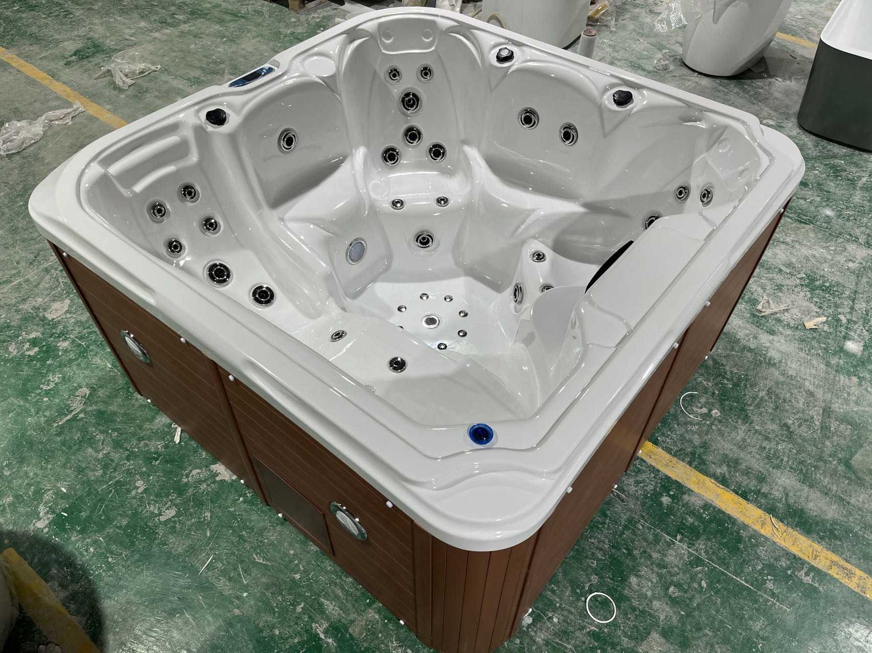 Outdoor bathtub