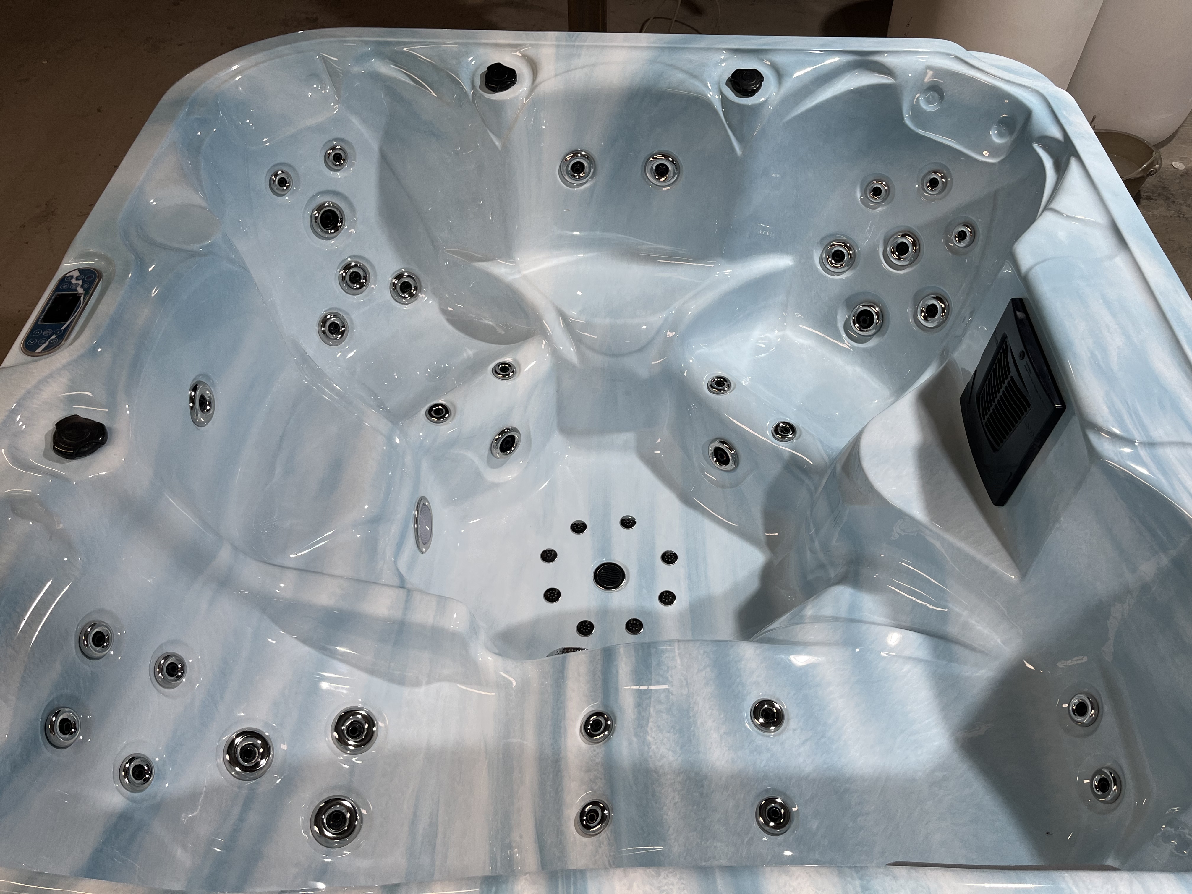 Outdoor bathtub