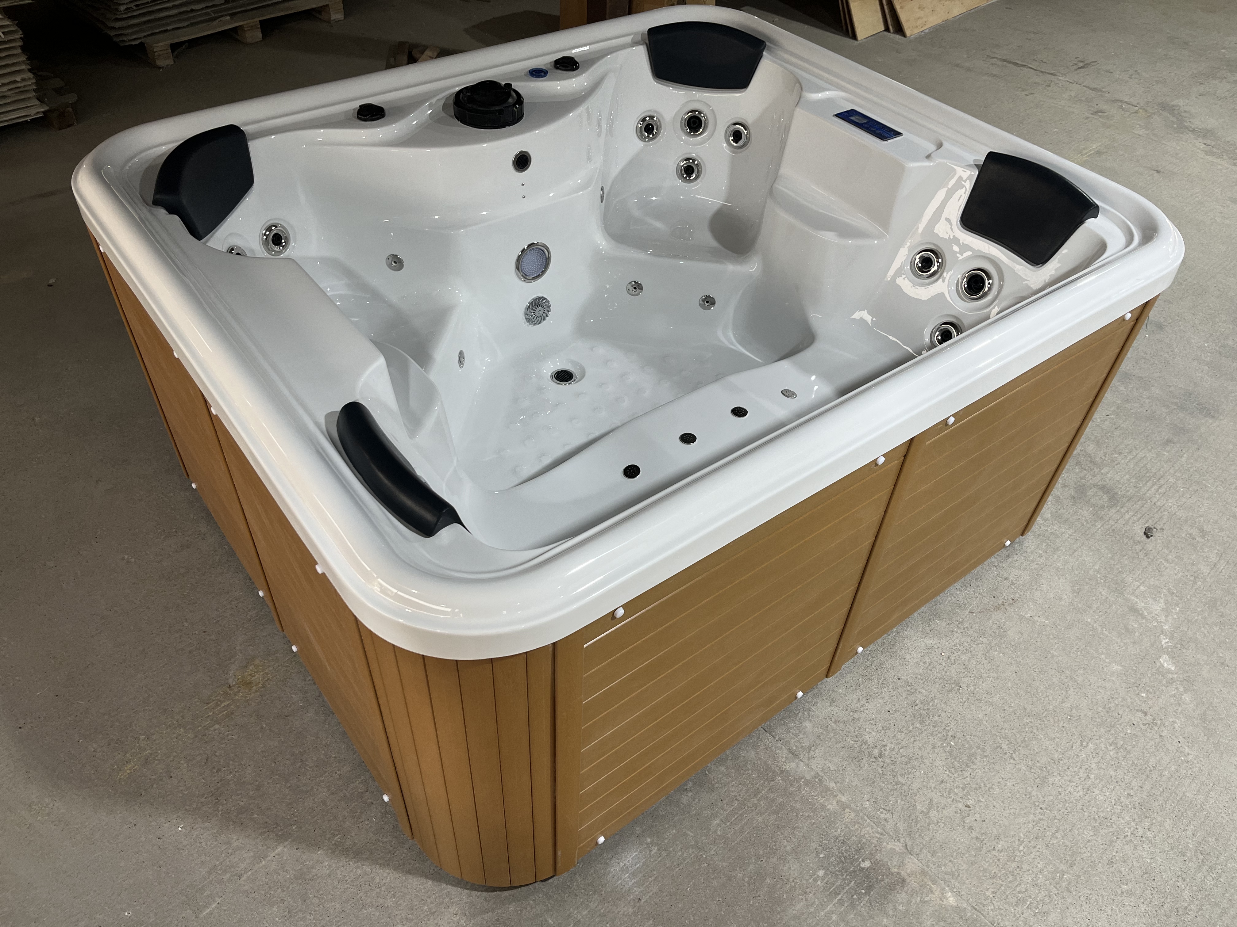 3 people Outdoor bathtub