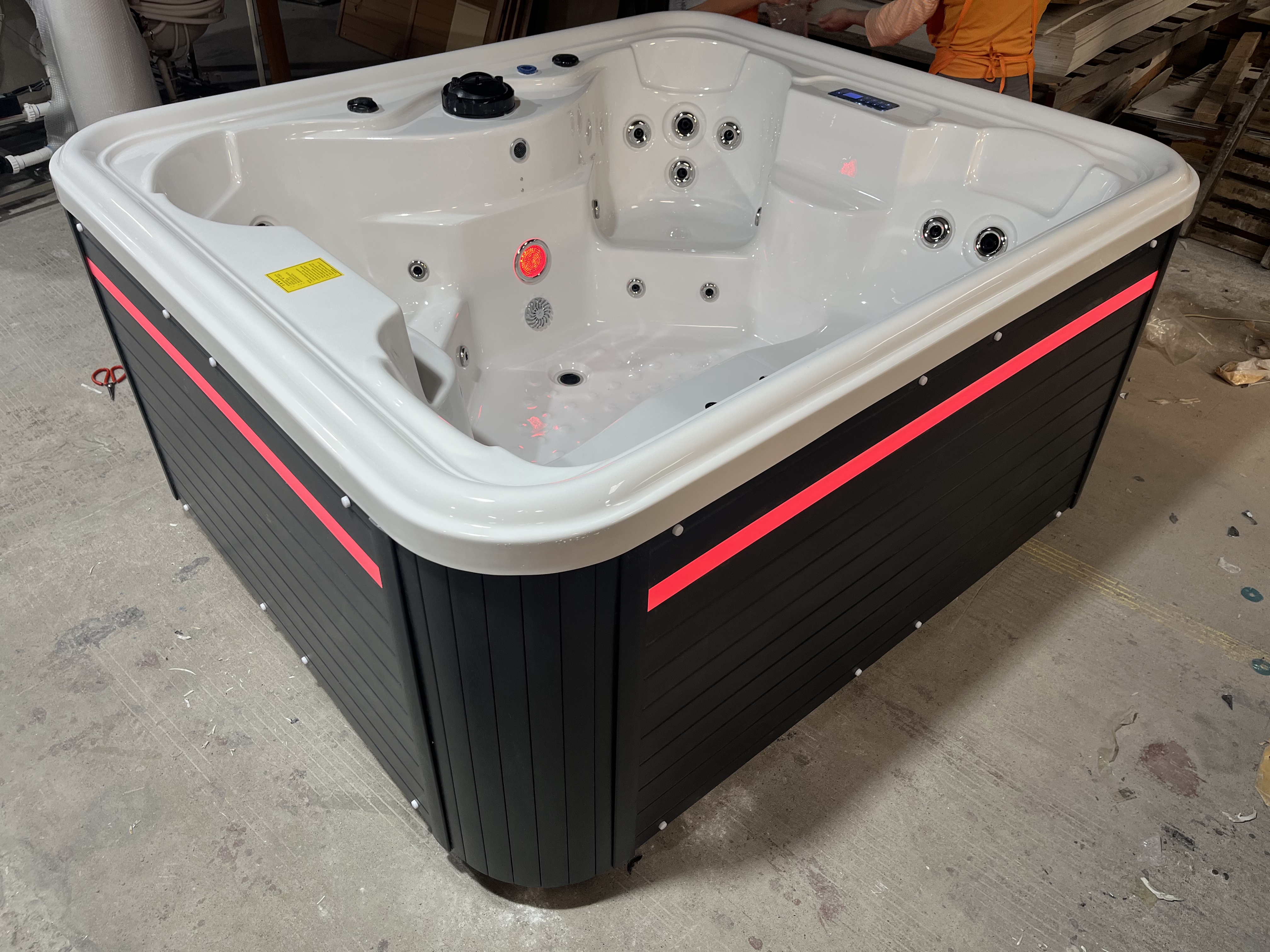 3 people Outdoor bathtub