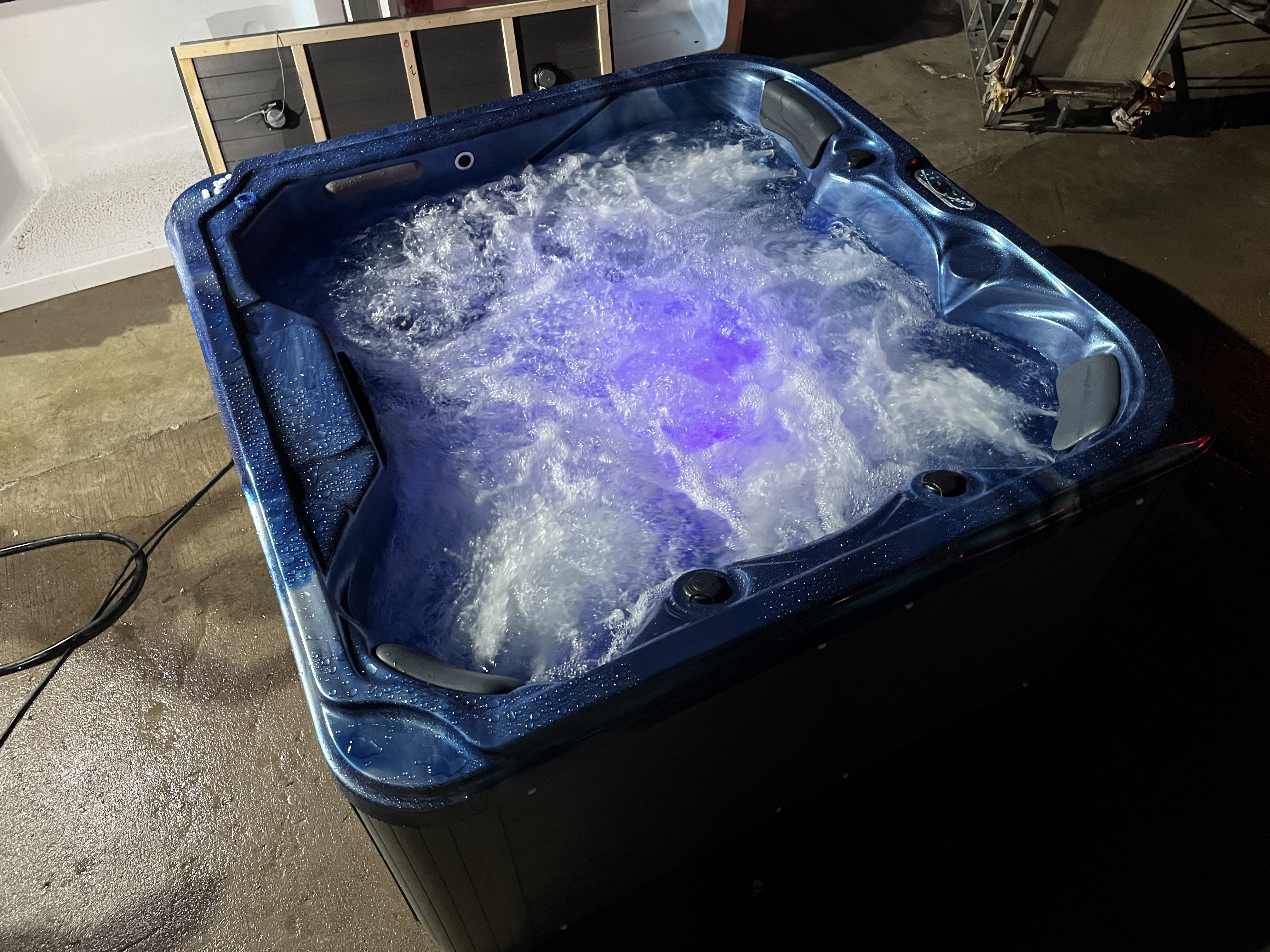 Outdoor bathtub
