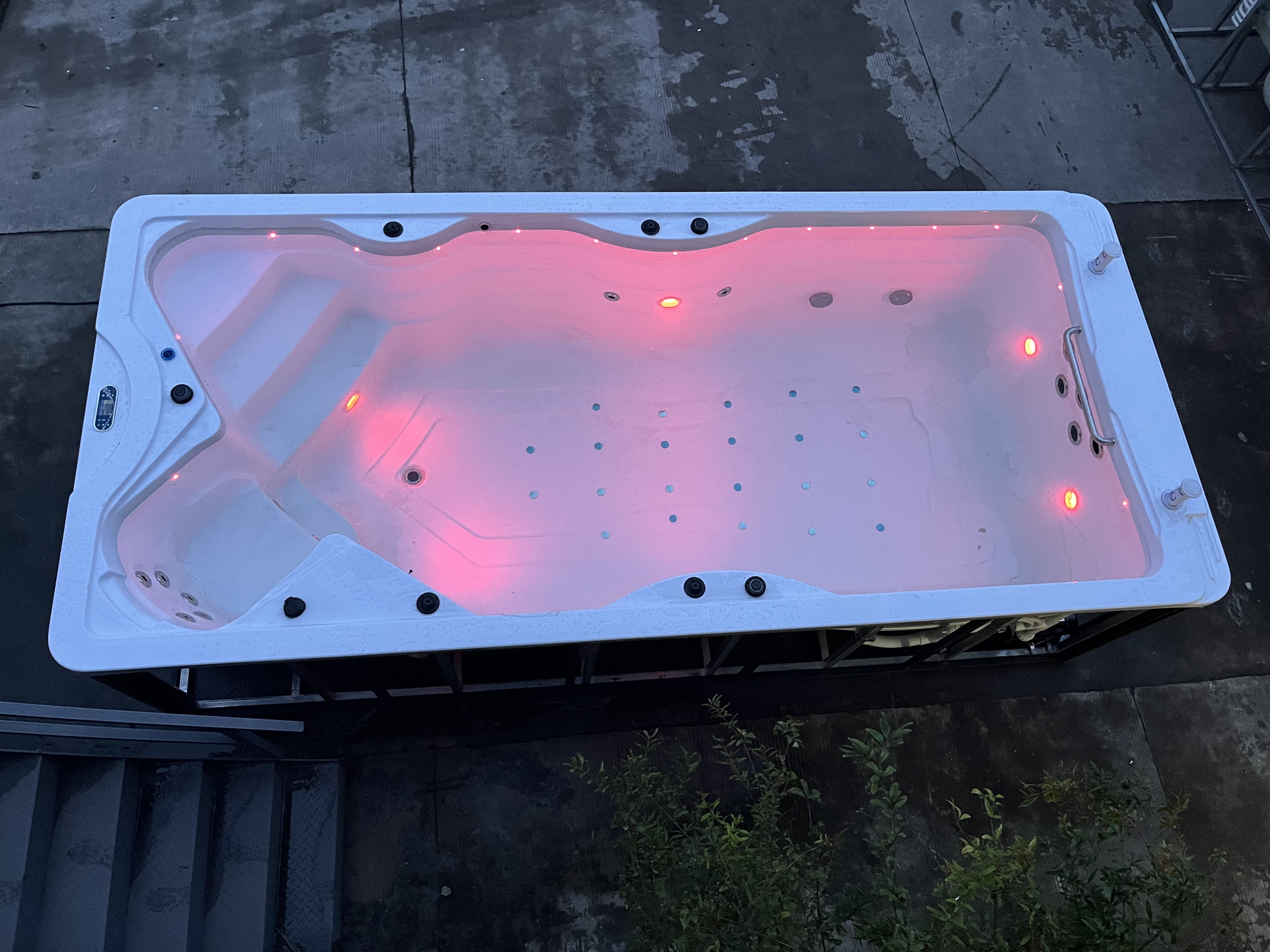 Outdoor bathtub with led ligh