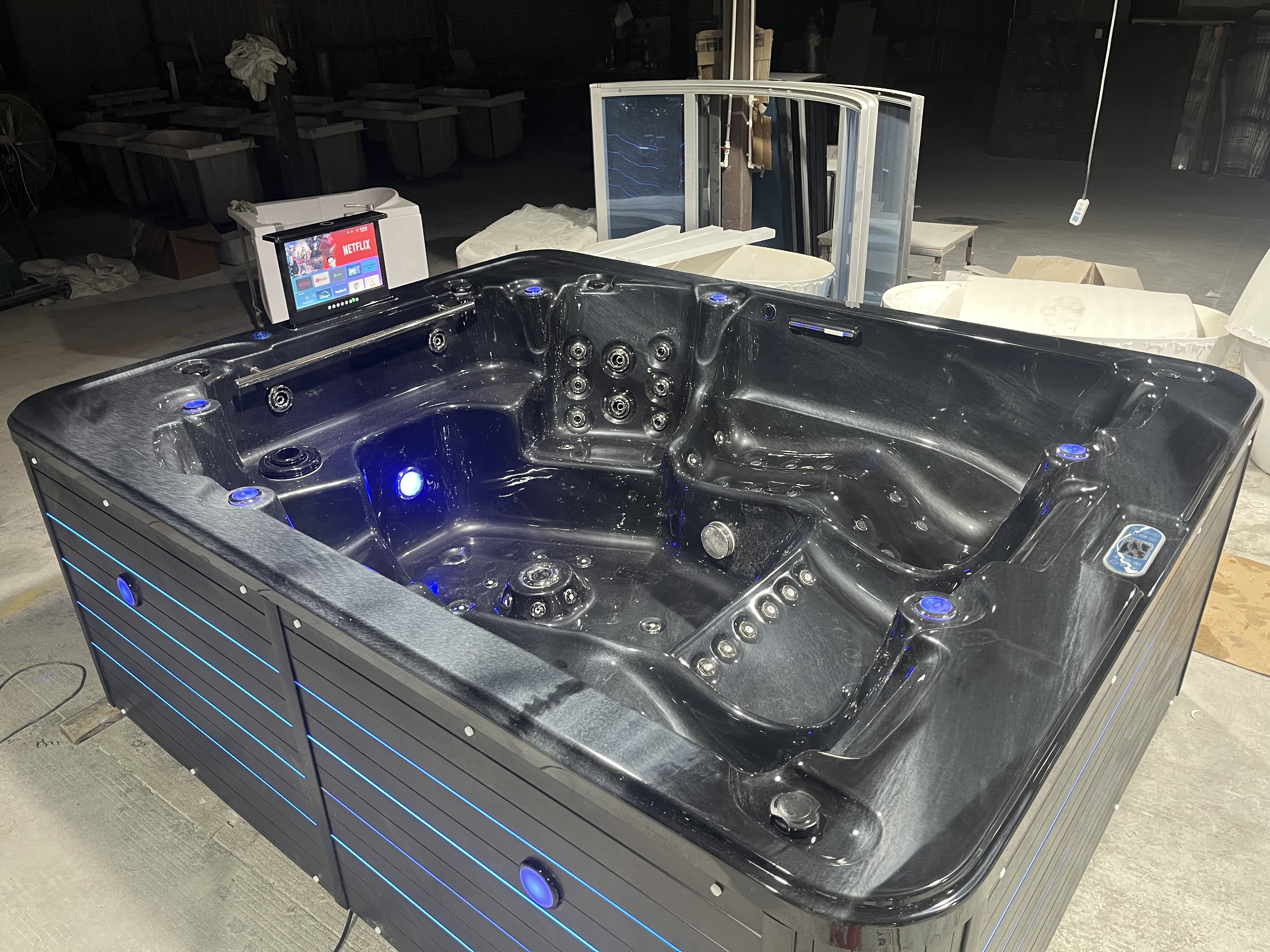 Outdoor bathtub