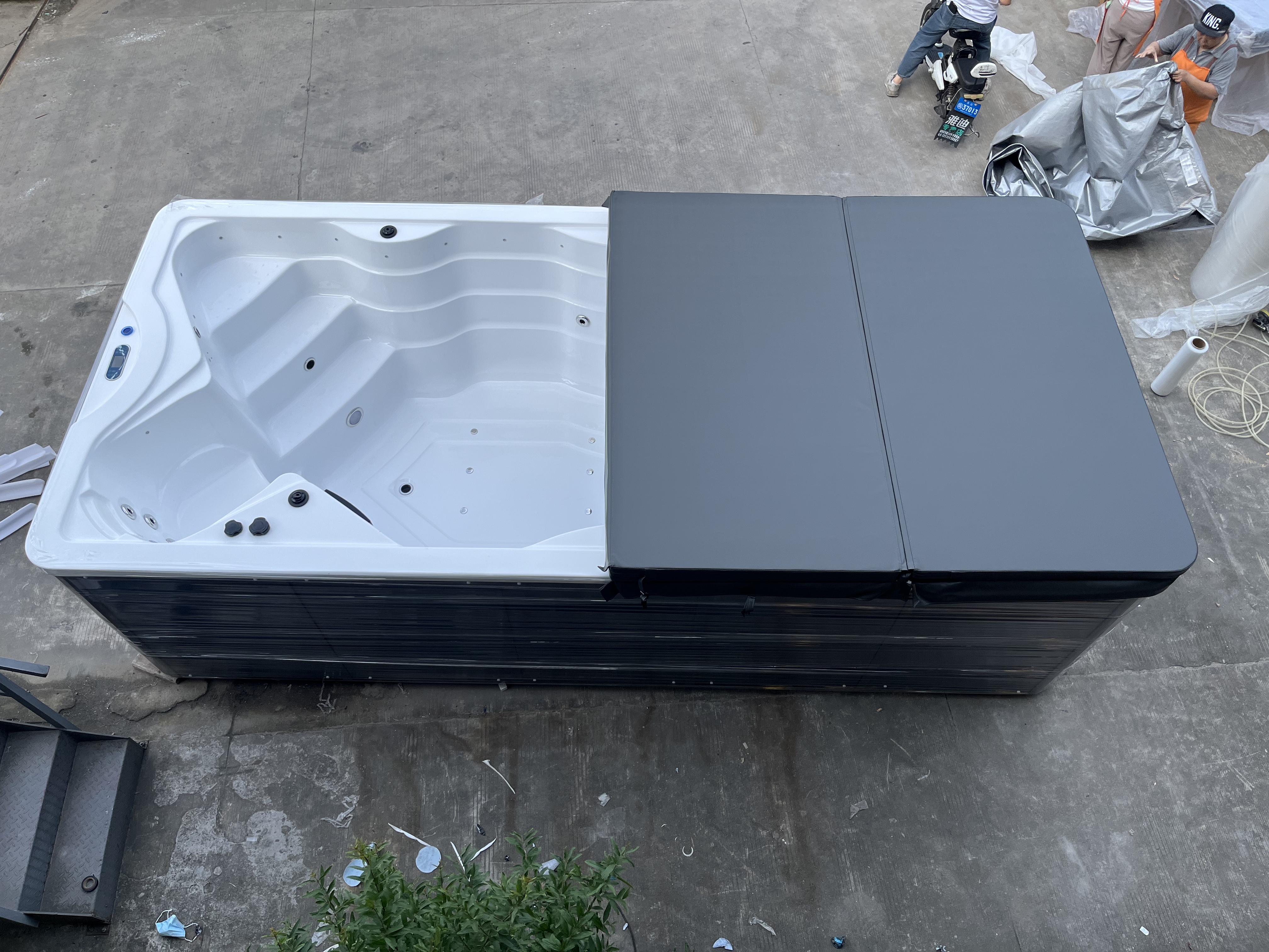 Outdoor bathtub