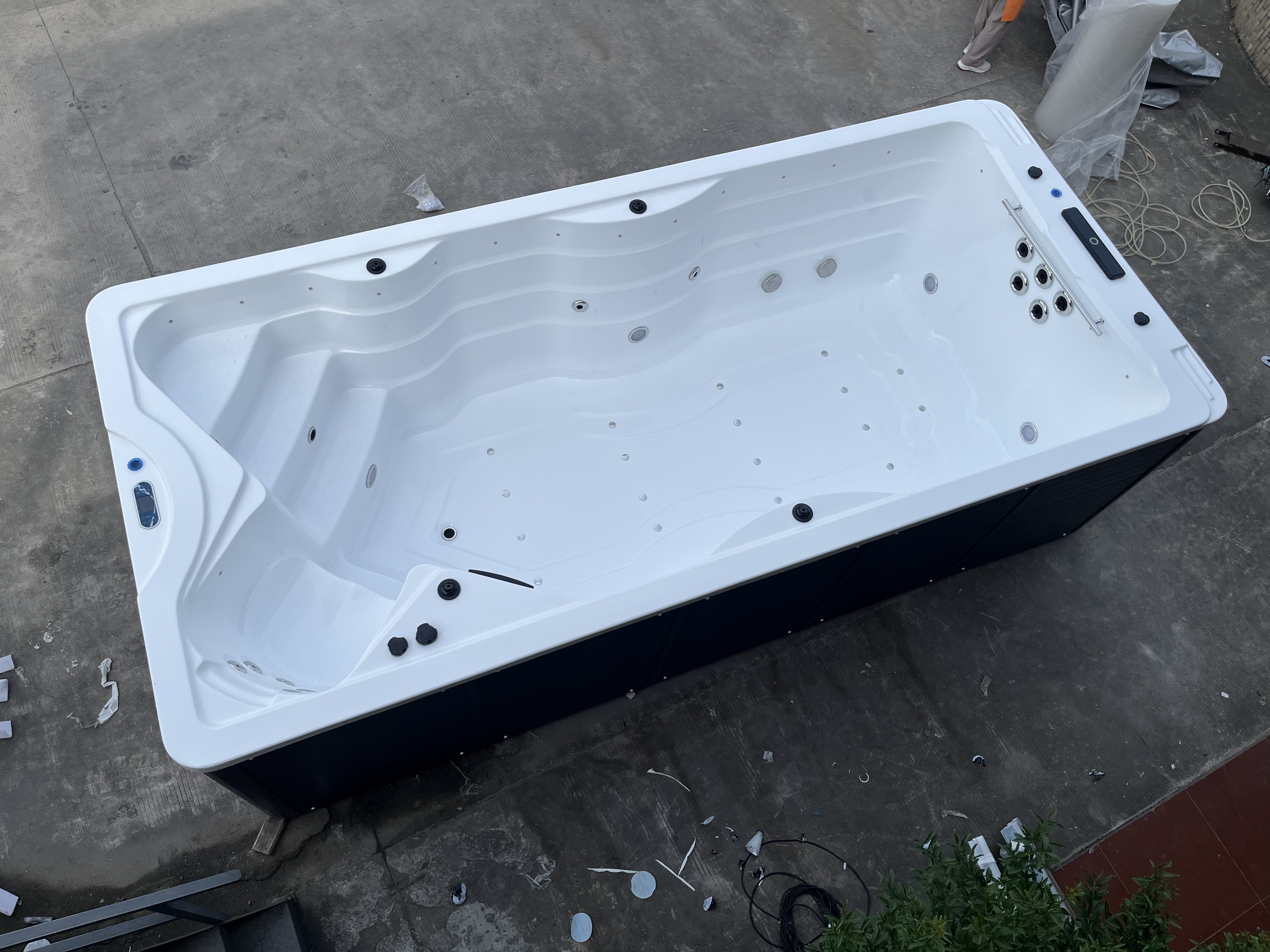 Outdoor bathtub