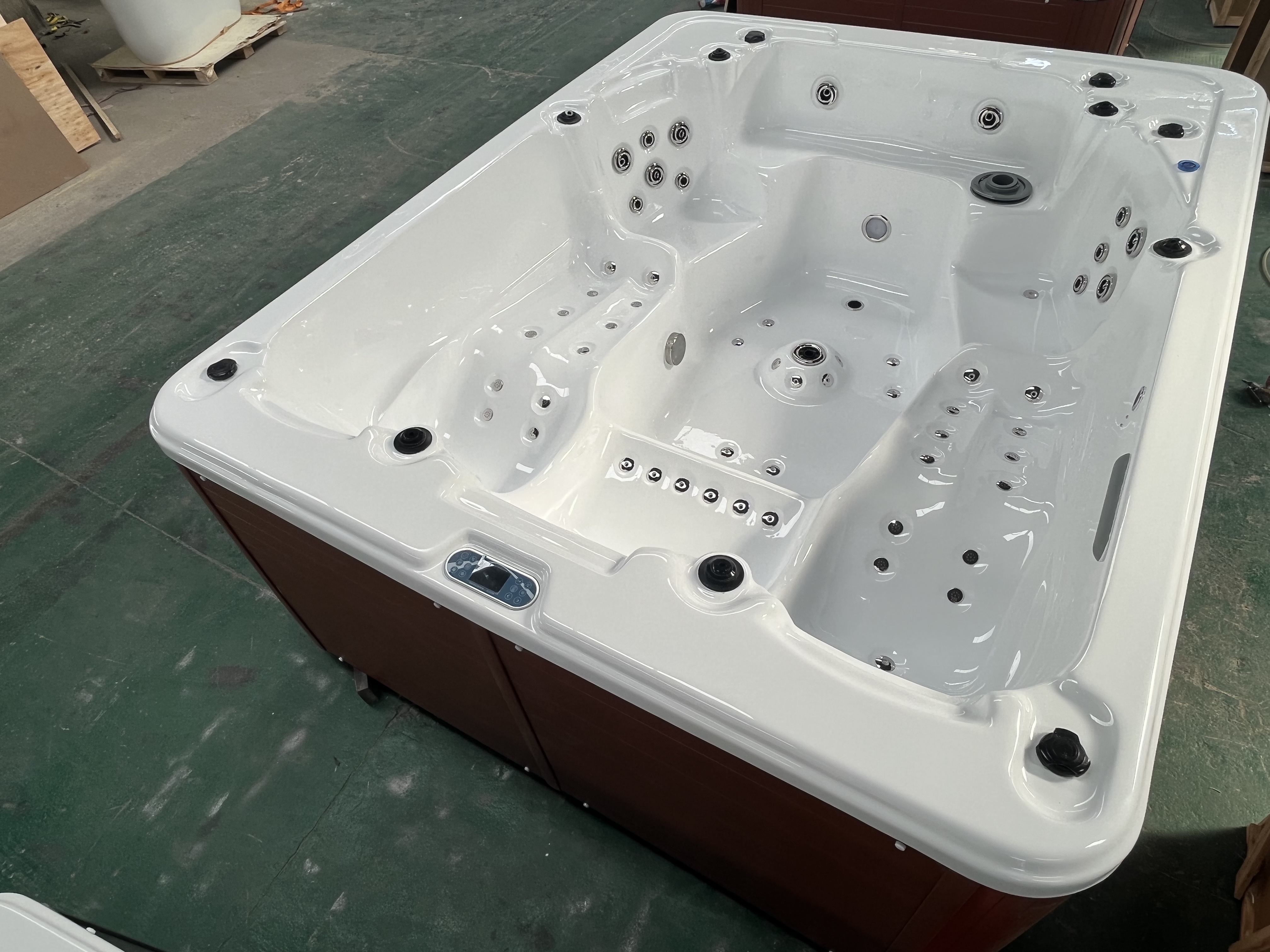 Outdoor bathtub