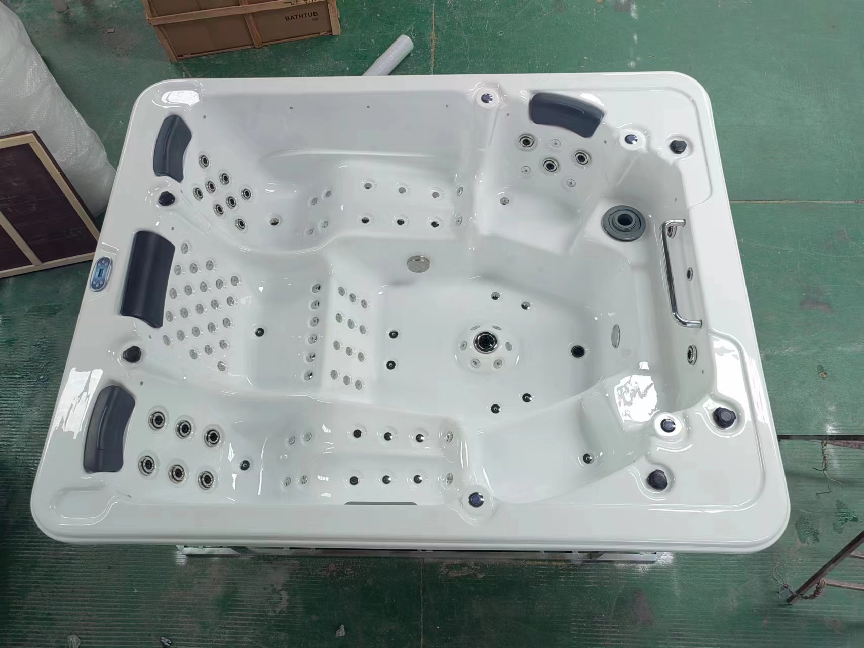 Outdoor bathtub