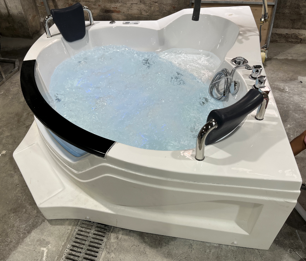 2 people massage bathtub