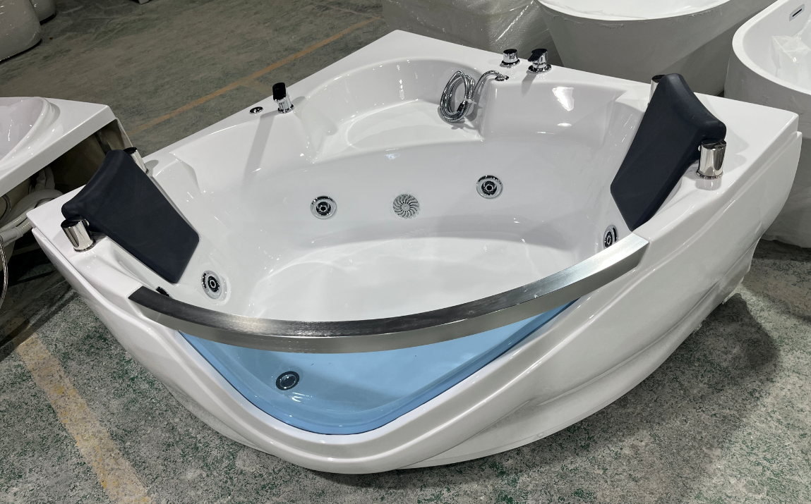 2 people massage bathtub