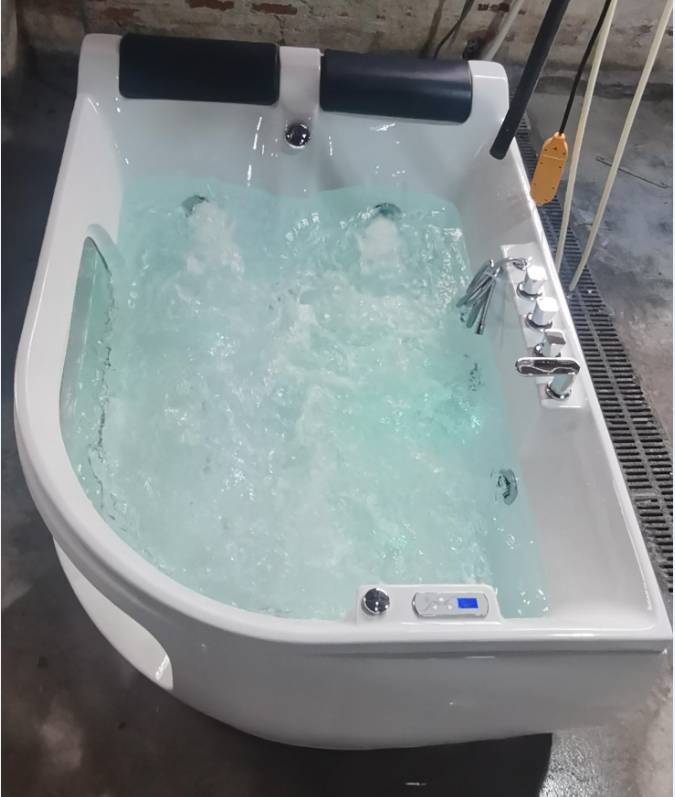 2 people massage bathtub