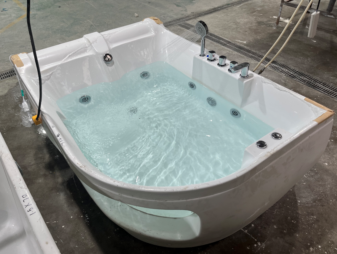 2 people massage bathtub