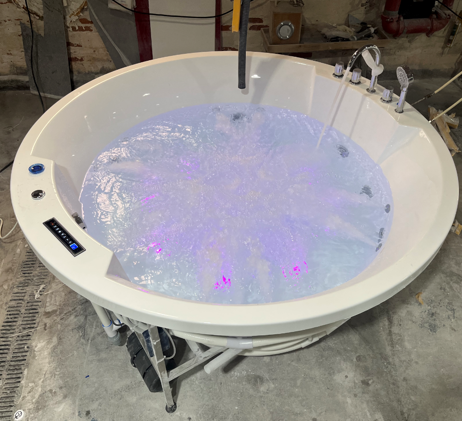 Round bathtub