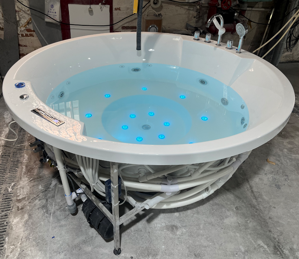 Round bathtub