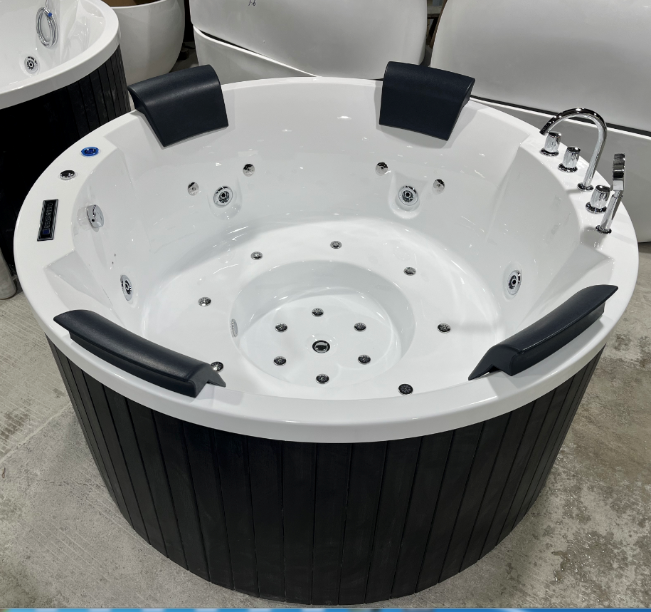 Round bathtub