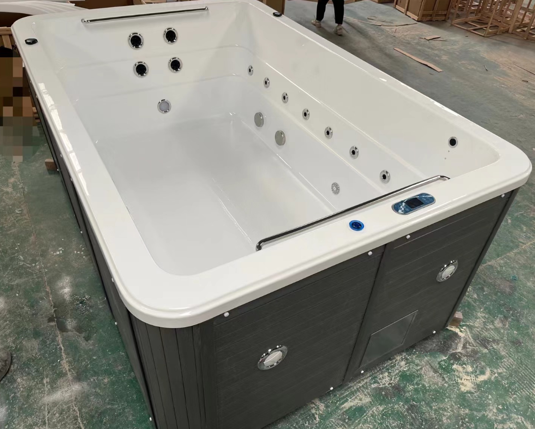 Outdoor bathtub