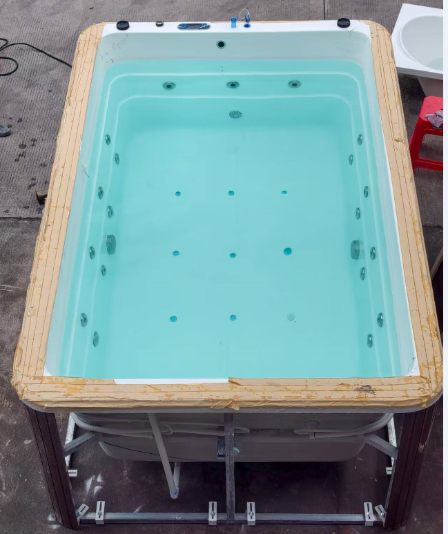 Outdoor bathtub