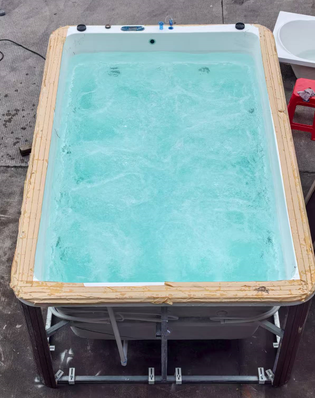 Outdoor bathtub
