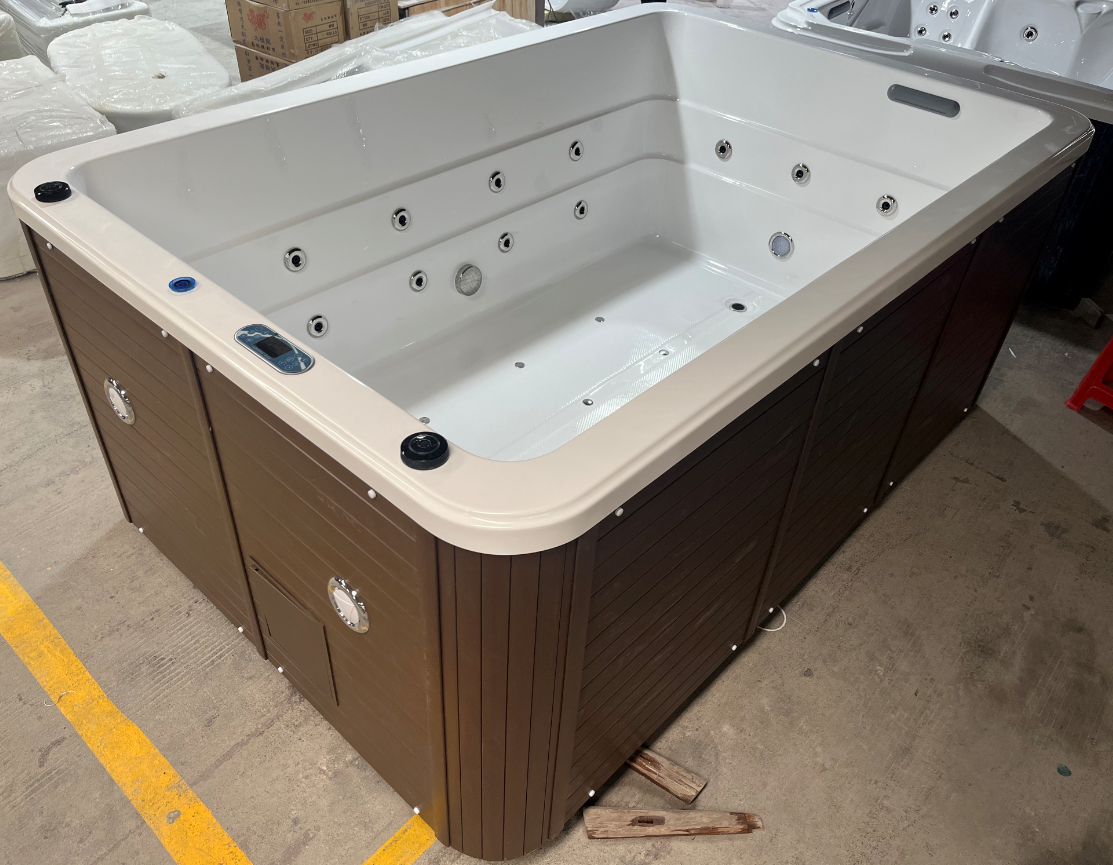 Outdoor bathtub