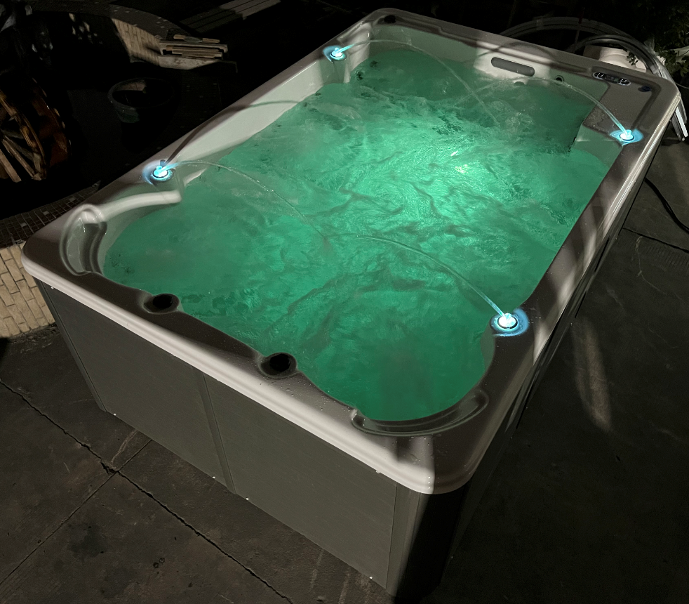 Outdoor bathtub