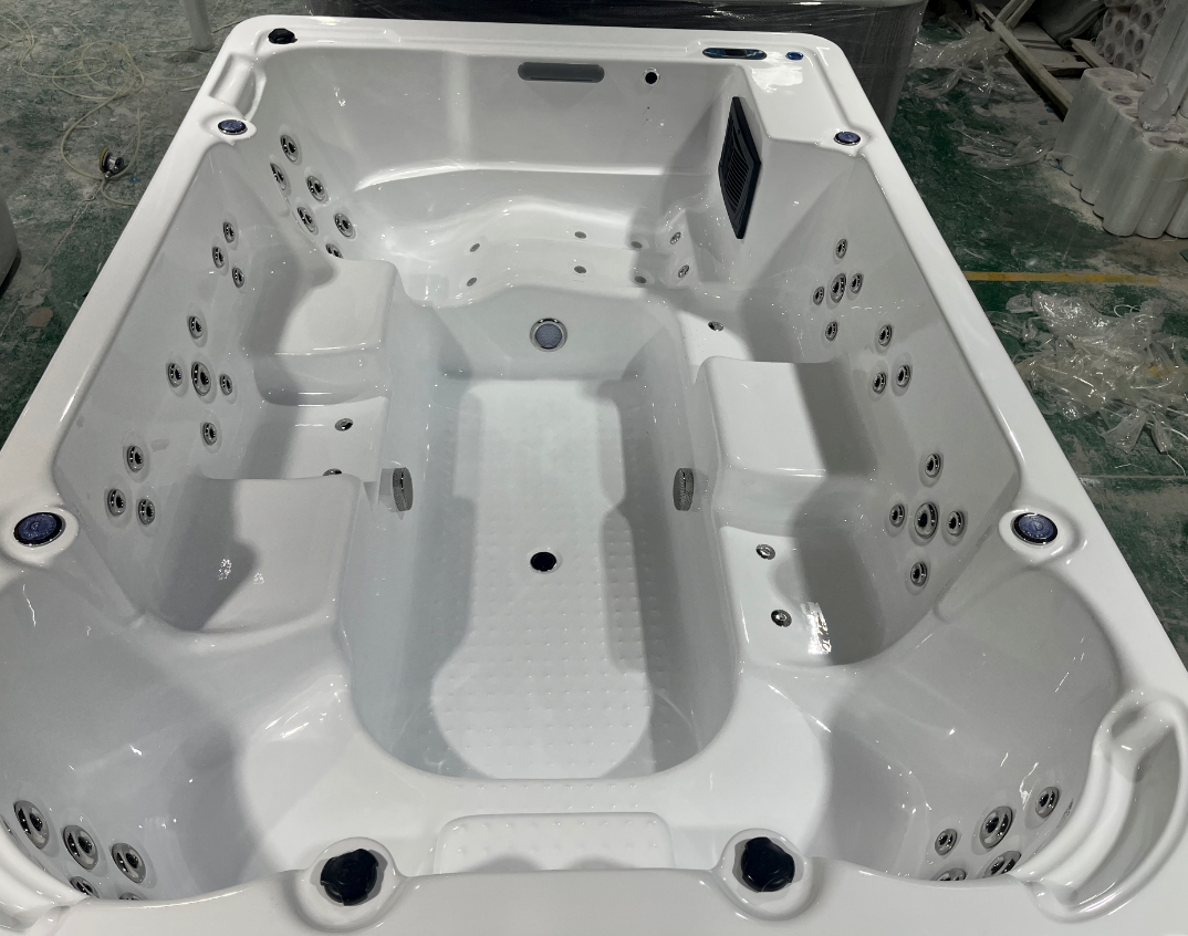 Outdoor bathtub