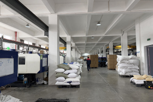 On‑site view of injection machines producing finished plastic goods