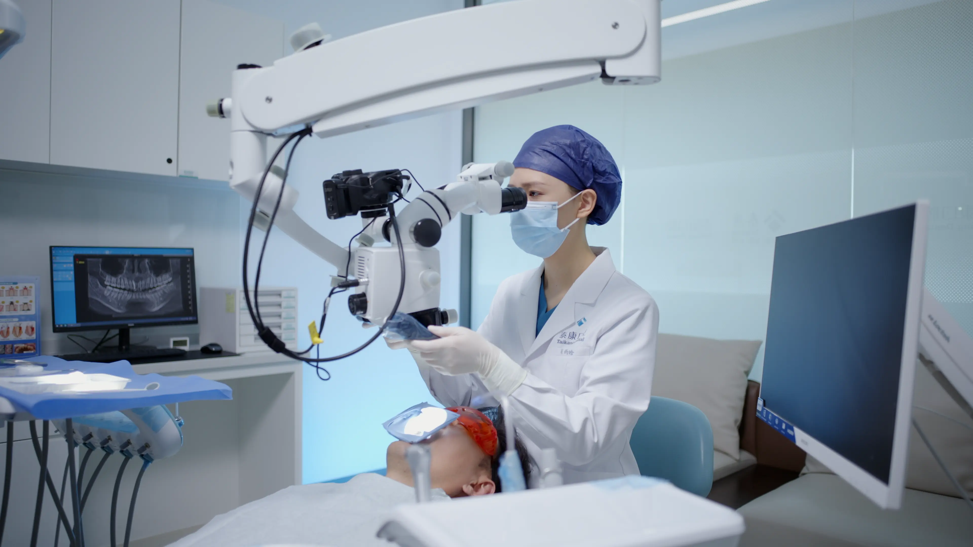 Dental microscope used in precision dental diagnosis and treatment