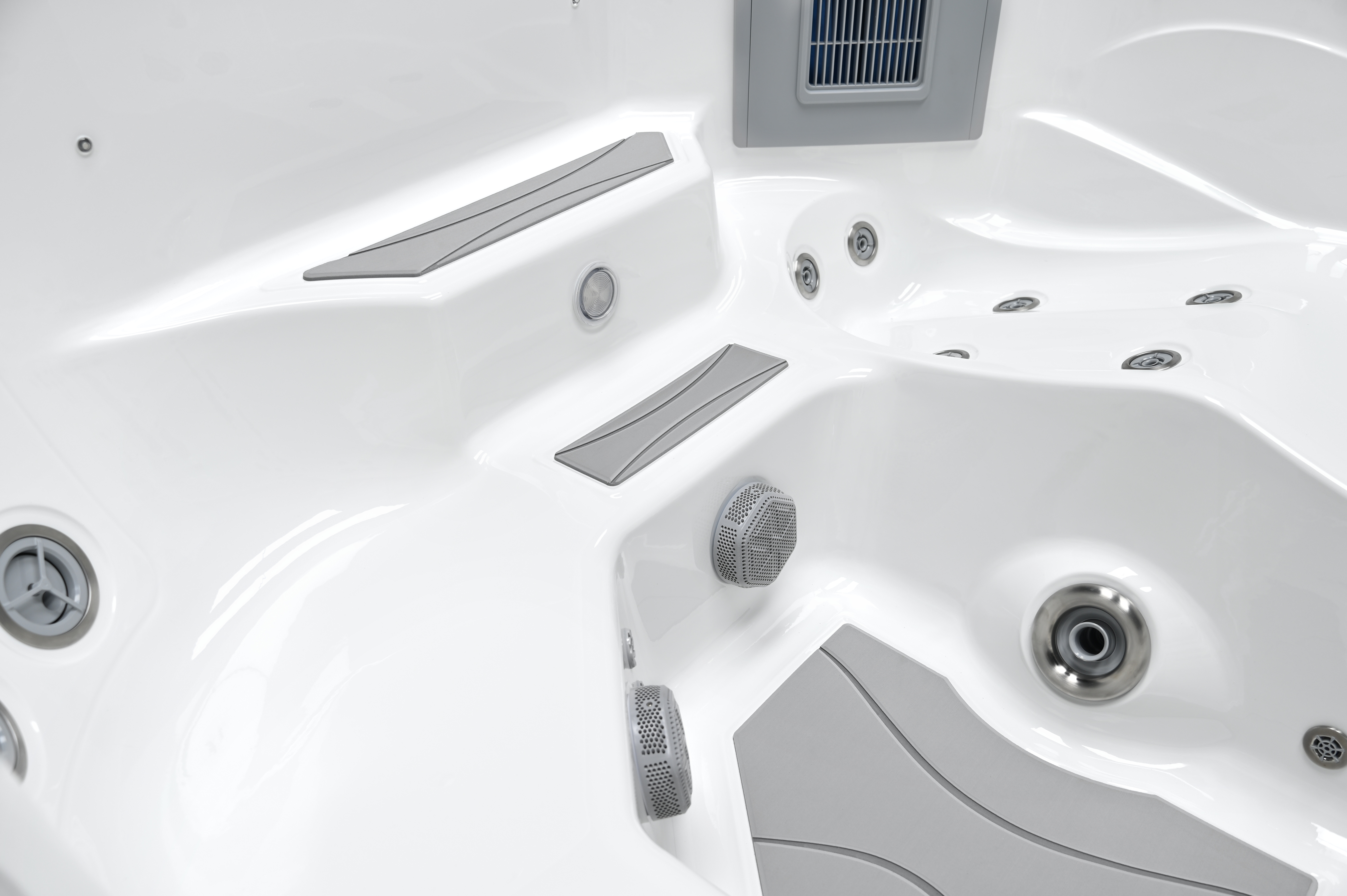 hot-tub-spa-interior-steps