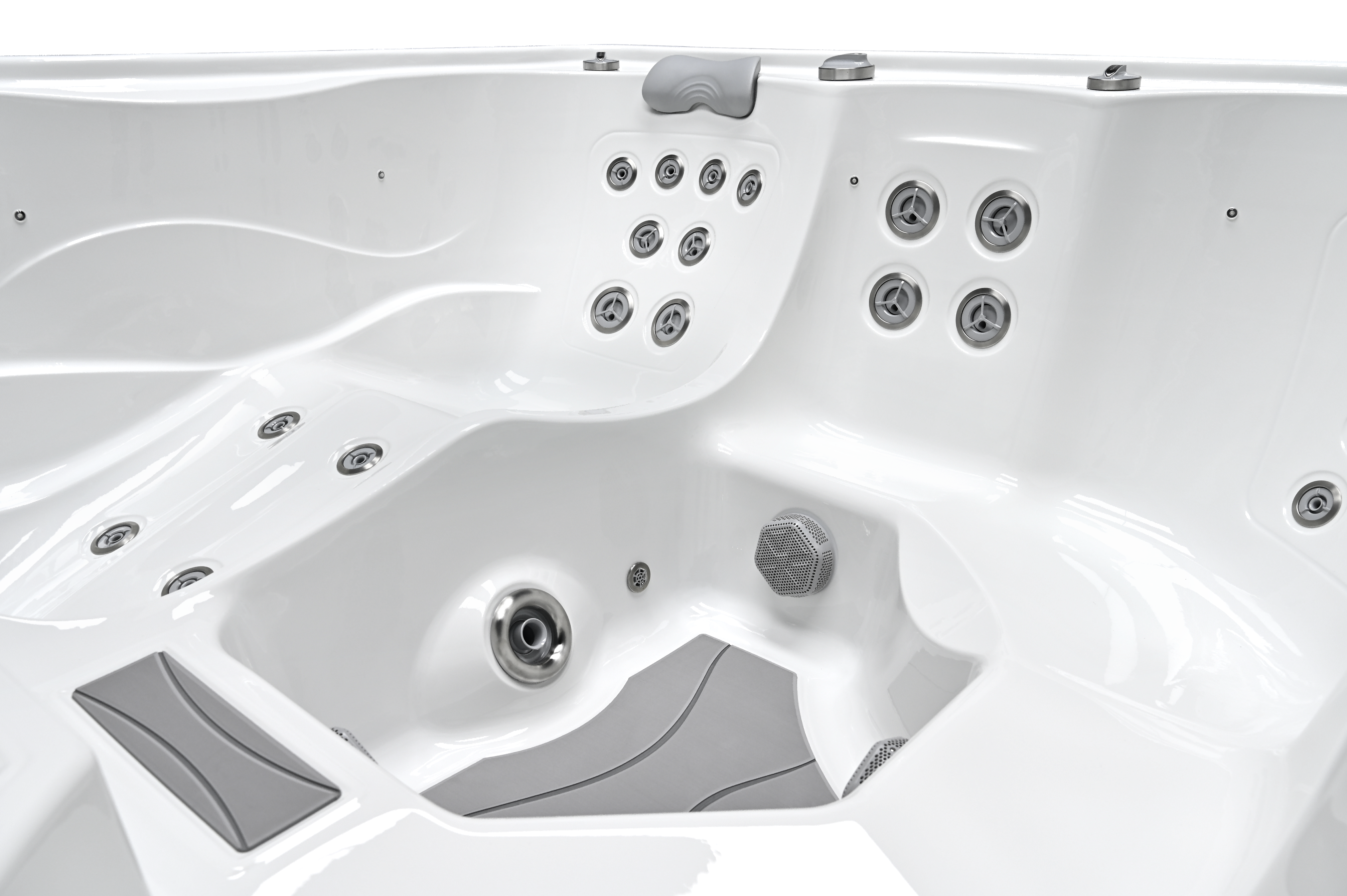 luxury-hot-tub-lounger