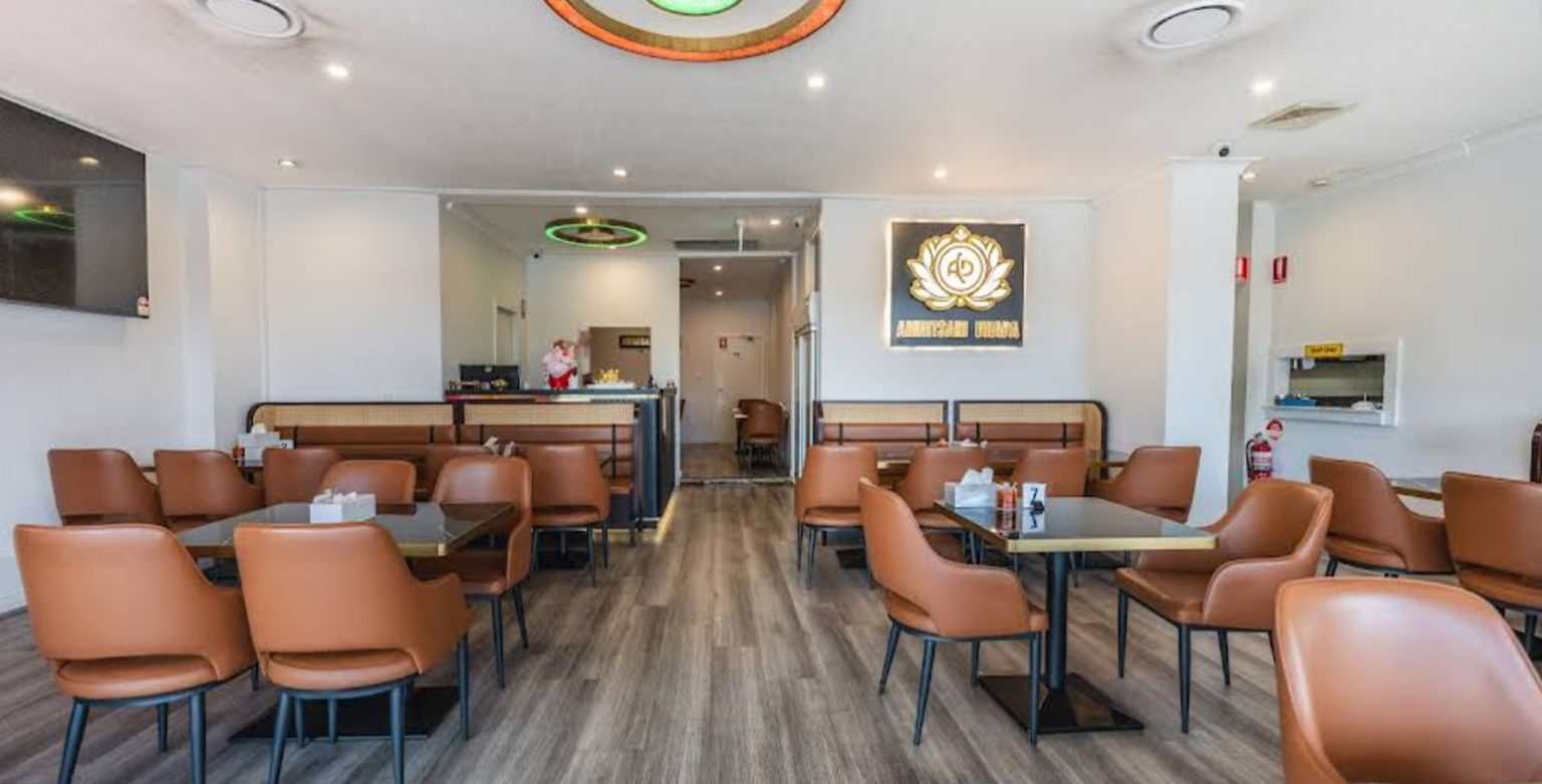 Wall-side booth and banquette seating in a commercial dining area Booth seating layout with upholstered chairs along the perimeter of a commercial dining room
