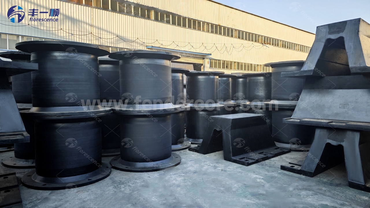 Cell rubber fenders with frontal panels and PE pads for general berth and heavy-tonnage protection
