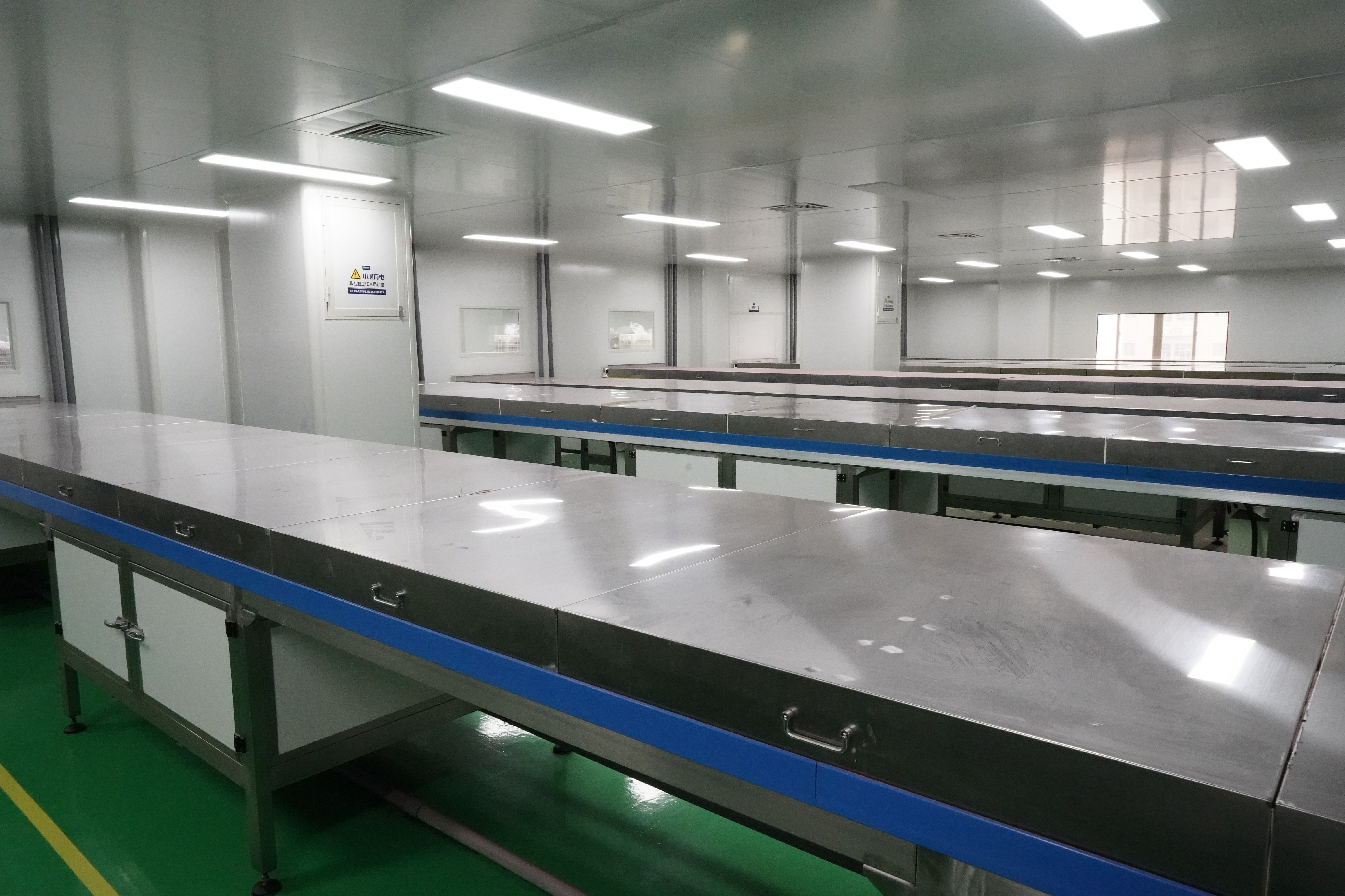 Coating and cooling section inside a freeze-dried fruit production workshop