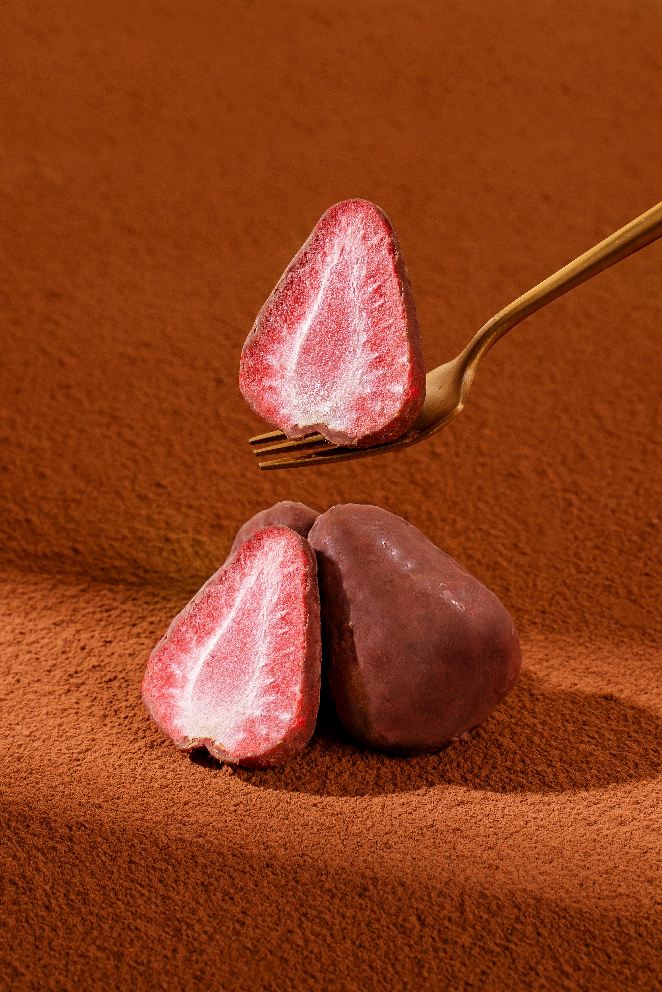 chocolate-coated-freeze-dried-strawberries-22g-closeup