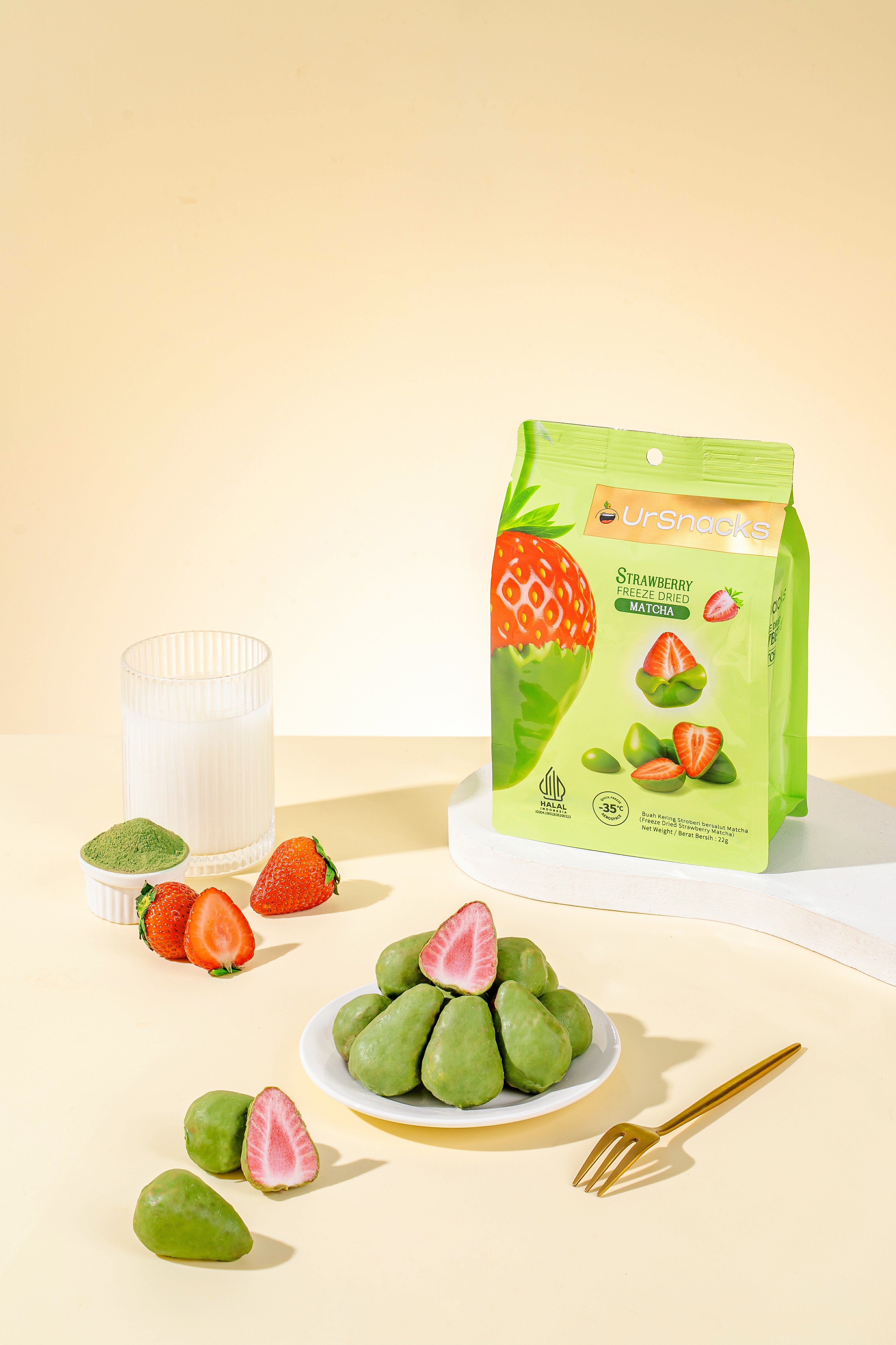 matcha-coated-freeze-dried-strawberries-22g-packaging-scene