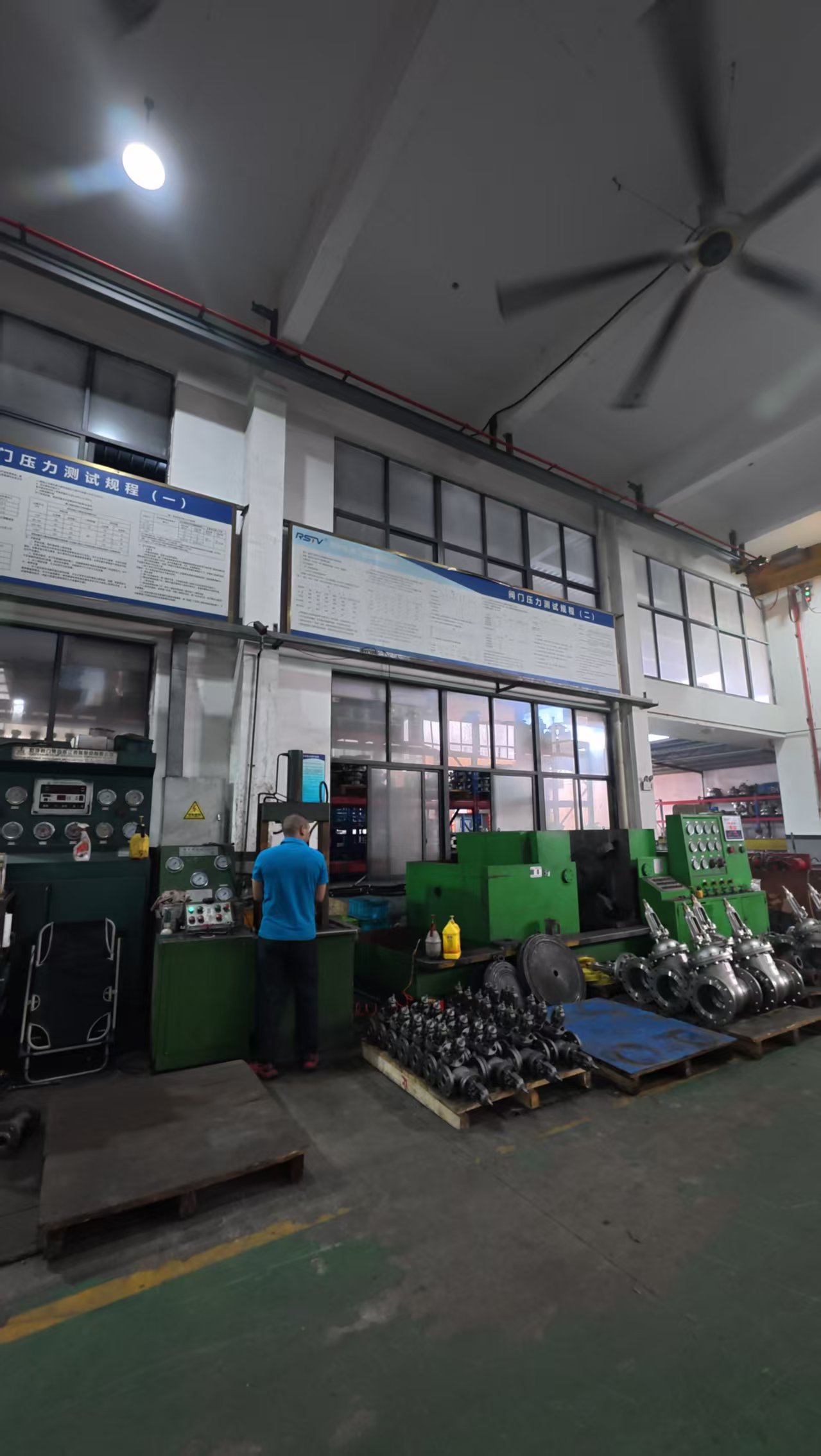 Hydrostatic shell and seat leakage pressure testing of ball valves in the factory