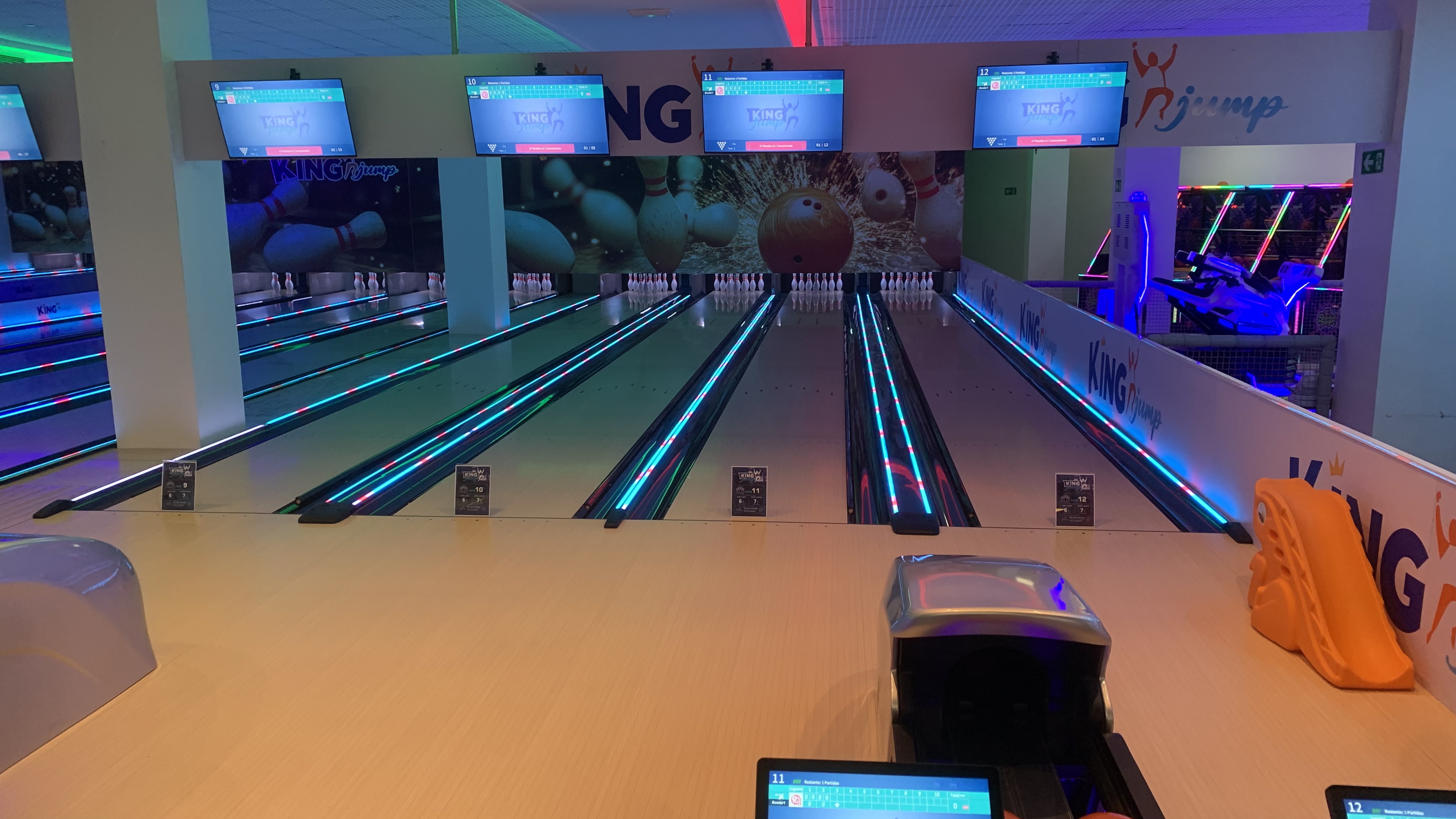12-lane Standard Bowling installation in a Spain family entertainment center
