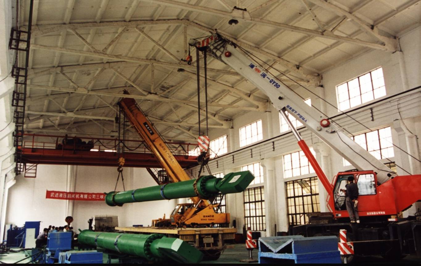 Dam gate hydraulic hoisting equipment applied in a large hydropower project