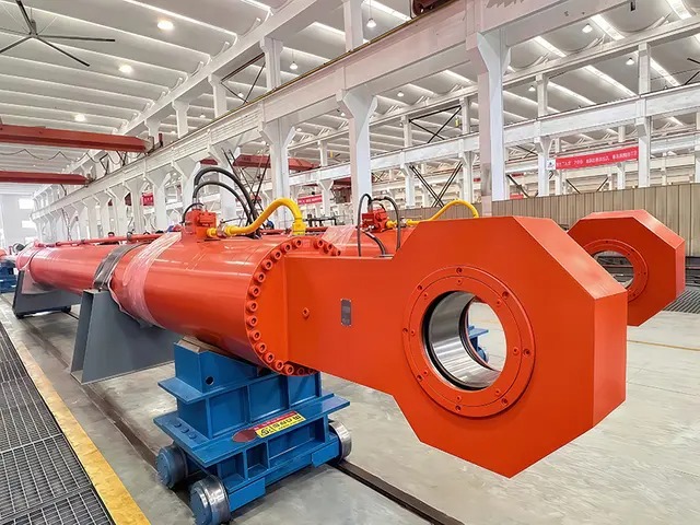 Water conservancy and hydropower hydraulic cylinder used in gate hoist assemblies