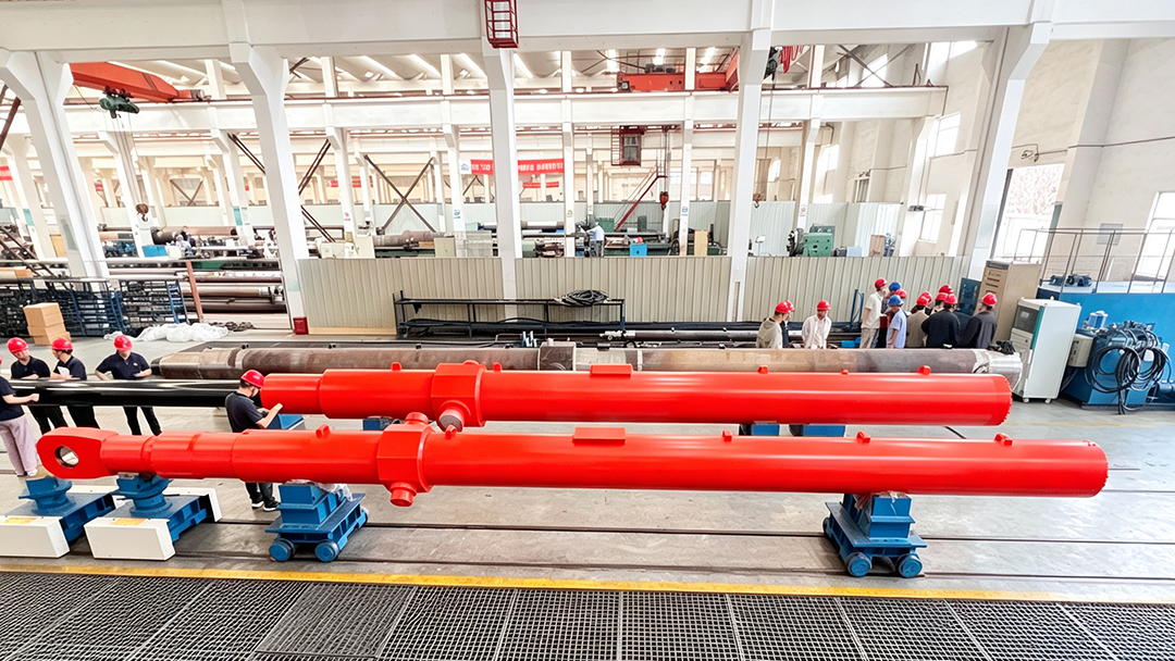 Hydraulic hoist and cylinder installation delivered for a navigation lock gate project