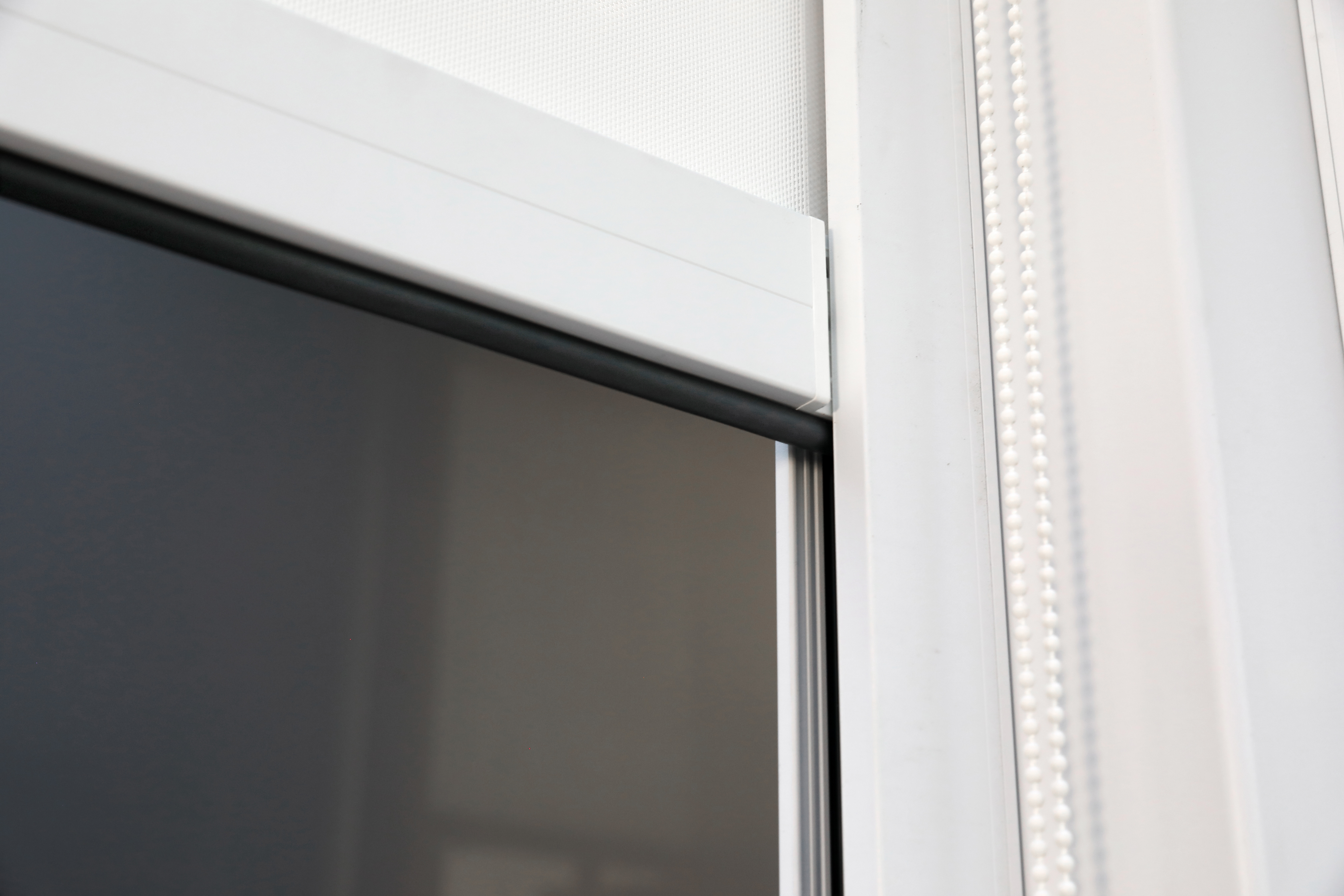 WR100A universal zip screen with aluminium cassette and full-length zipper guide rail