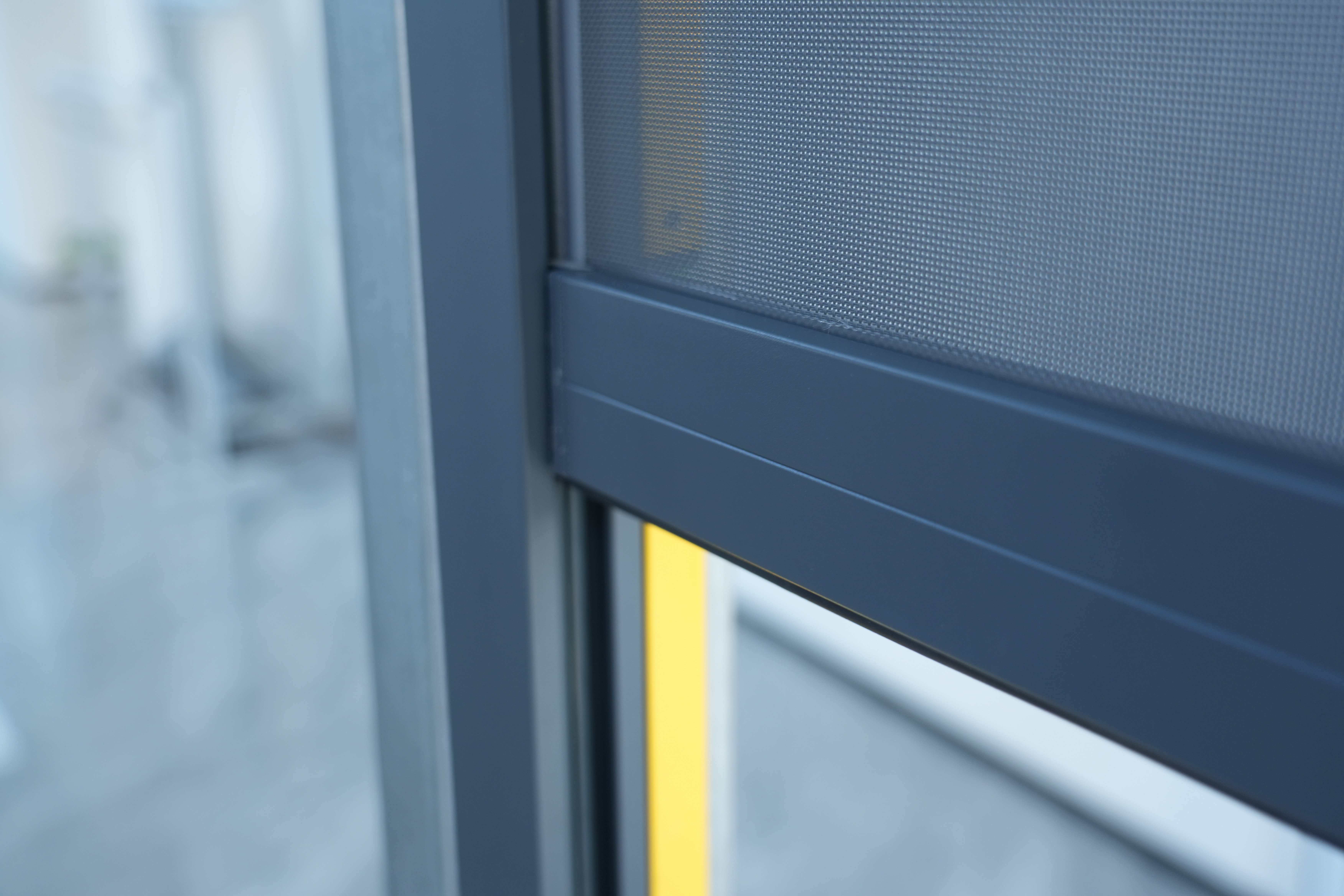 WR120F Solar-Powered Outdoor Zip Screen