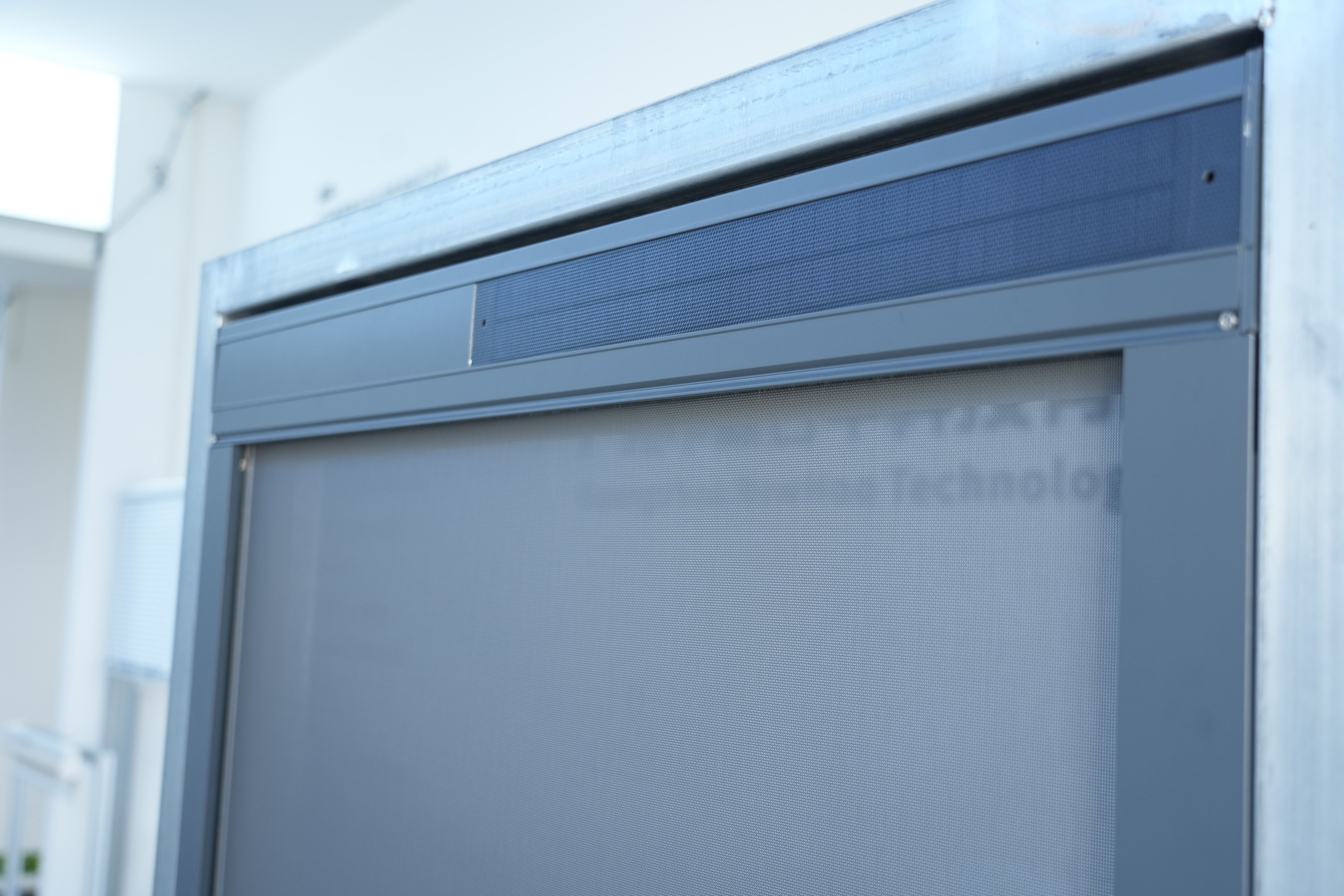 WR120F Solar-Powered Outdoor Zip Screen