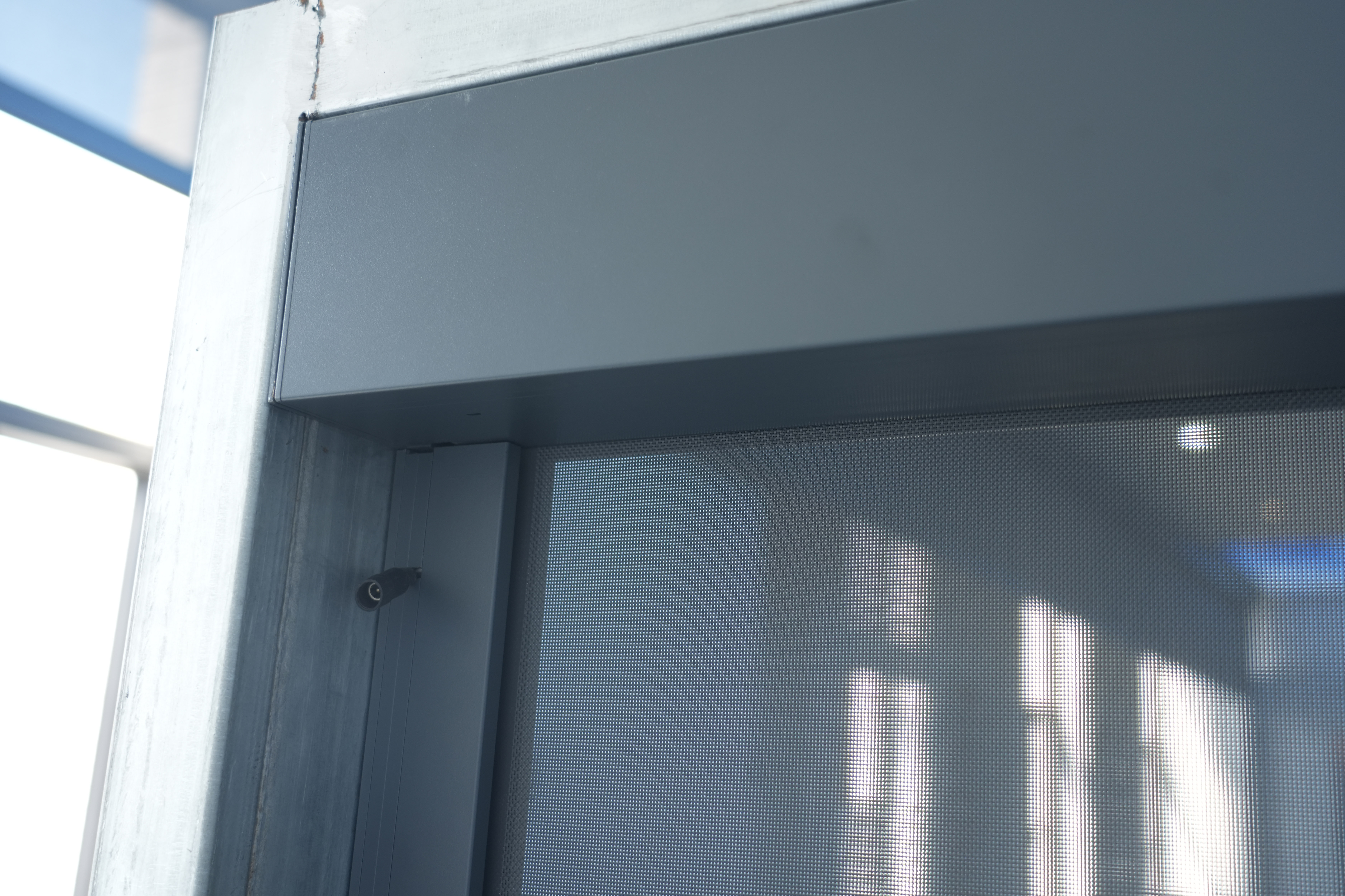 WR120F Solar-Powered Outdoor Zip Screen